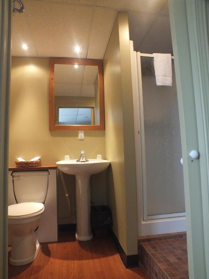 Family Room Private Bathroom,1040010076:JPEG