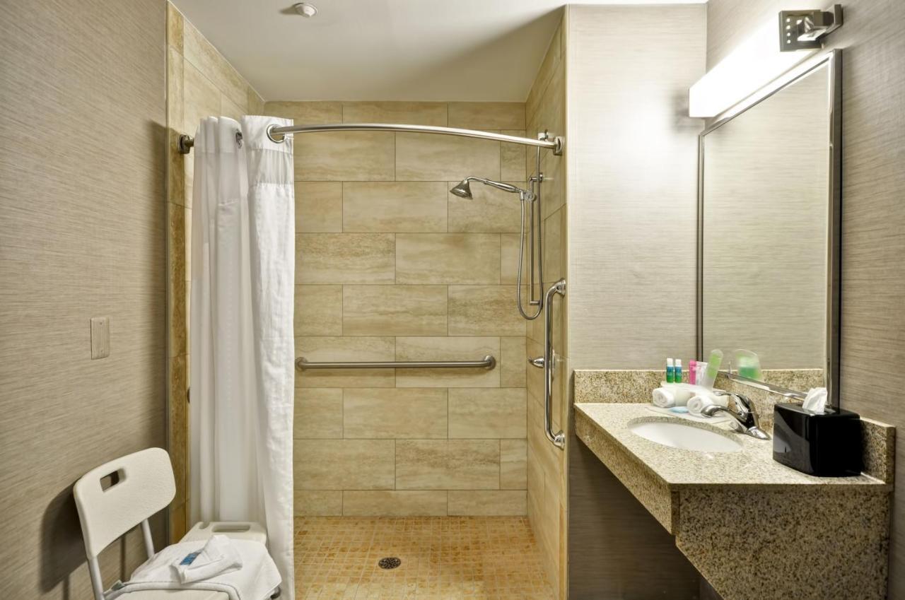 King Room - Mobility Access/Roll in Shower - Non-Smoking