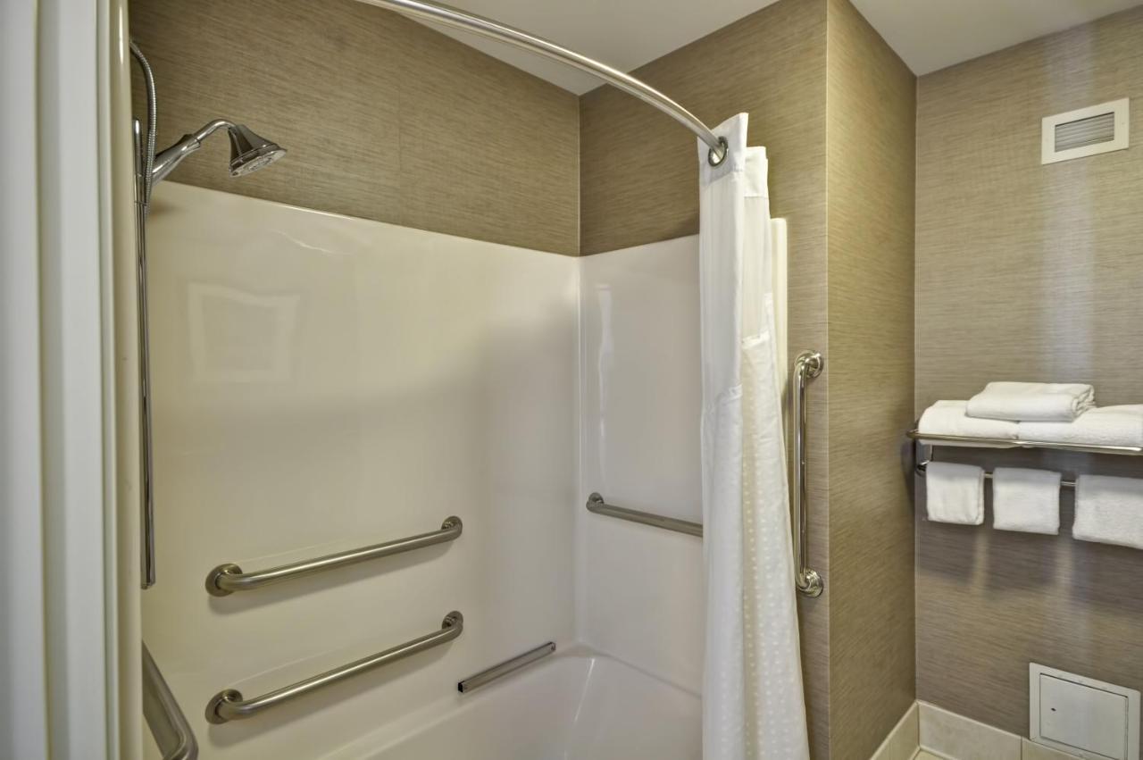 Standard King Room with Mobility Accessible Tub