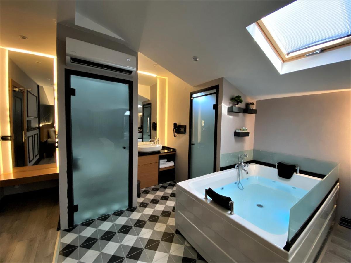 Zimmer mit Queensize-Bett und Whirlpool-Badewanne