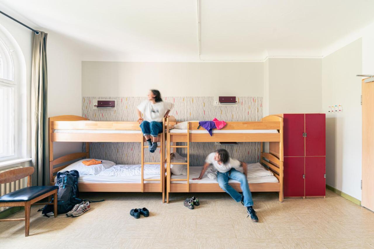 Lit Simple dans Dortoir de 4 Lits avec Salle de Bains Commune