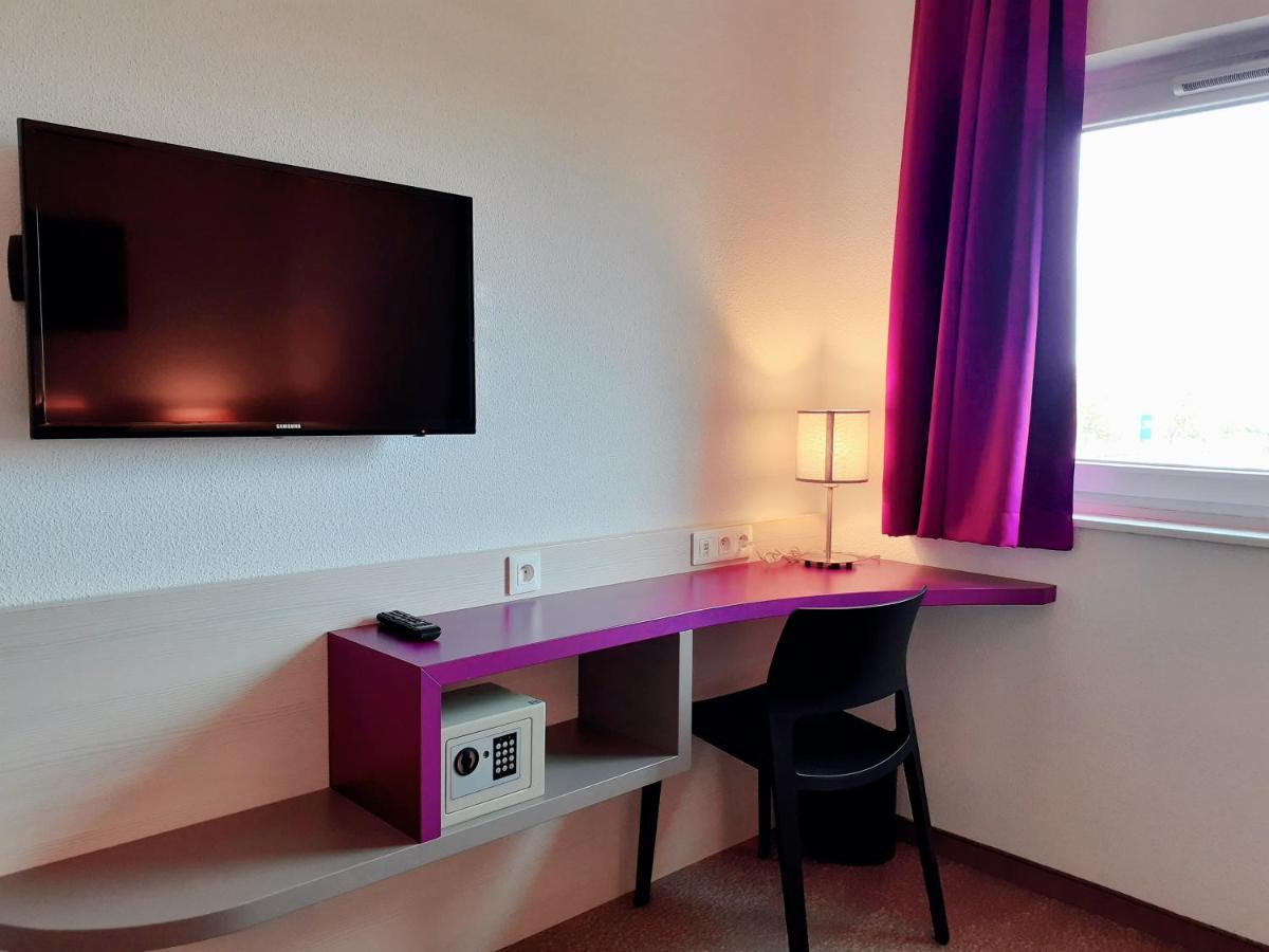Standard Double Room with Roll-in Shower - Mobility Access/Non-Smoking