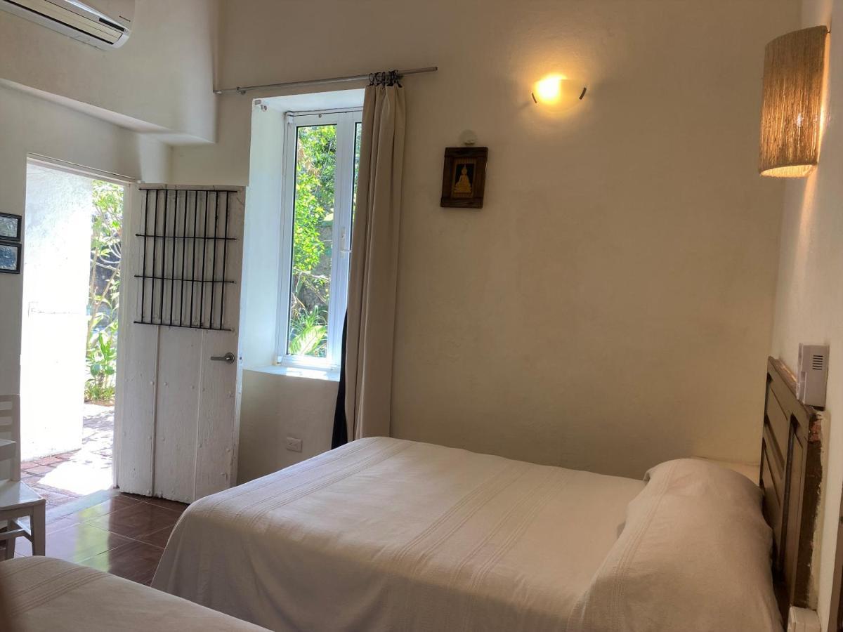 Habitación doble con 2 camas dobles y vistas al jardín