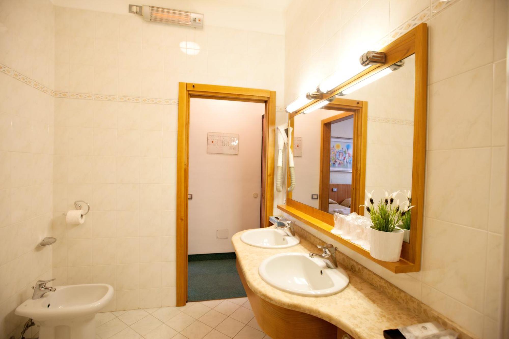 Vierbettzimmer mit Dusche