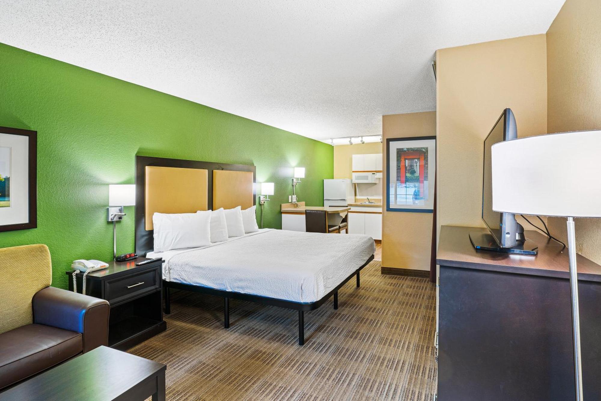 Deluxe Studio with 1 King Bed - Non-Smoking