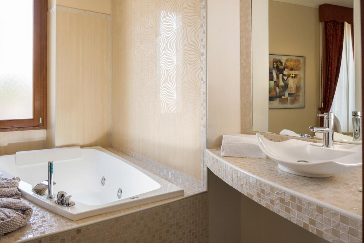 Suite with Balcony and Lake View