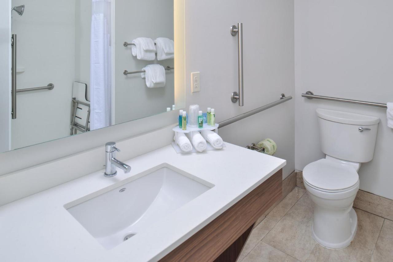 Queen Room with Two Queen Beds - Mobility Access Tub/Non-Smoking