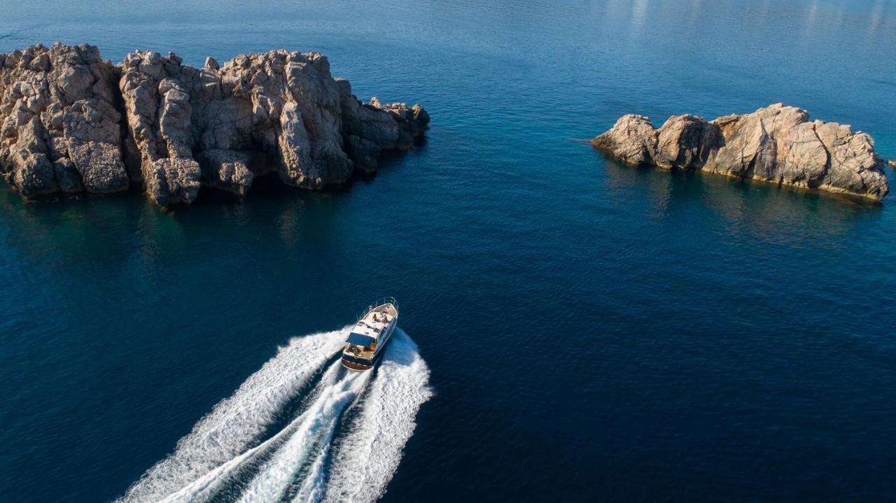 Oferta especial - Habitación Superior con balcón y vistas al mar y excursión privada en barco de medio día