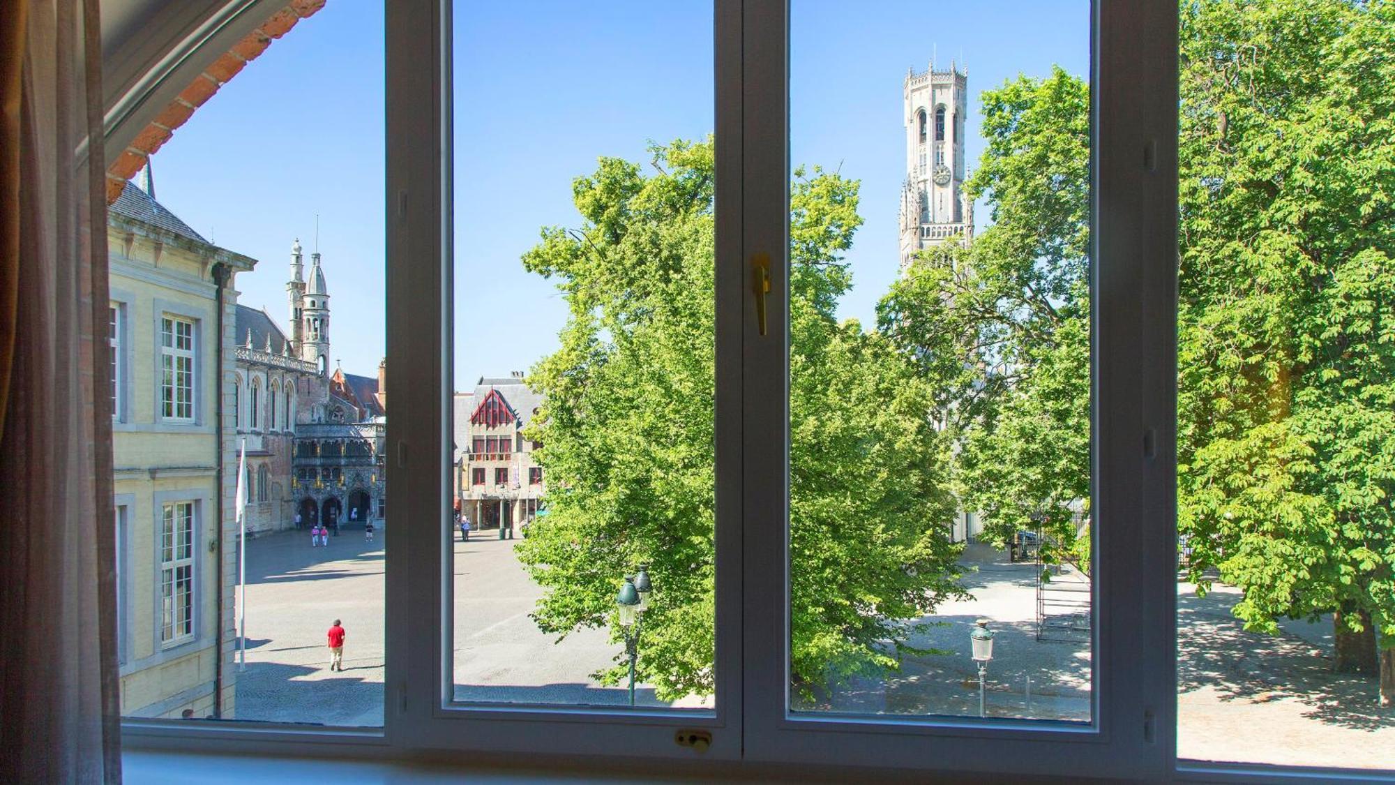 Junior Suite mit Kingsize-Bett und Stadtblick