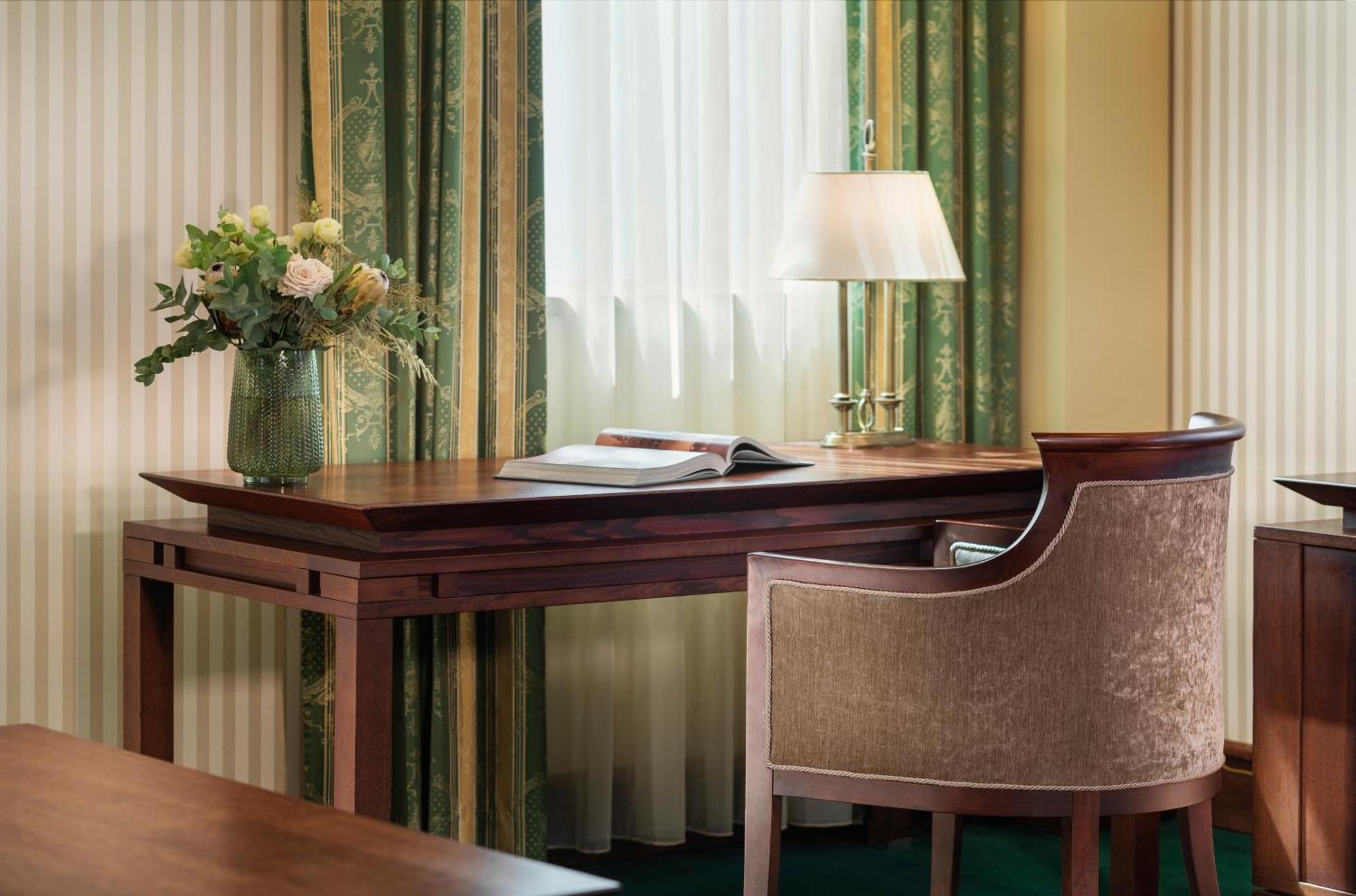Executive Room Views to the City or to the National Theatre