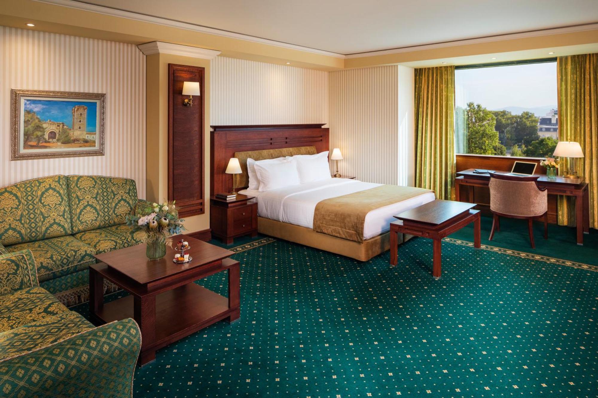 Executive Room Views to the City or to the National Theatre