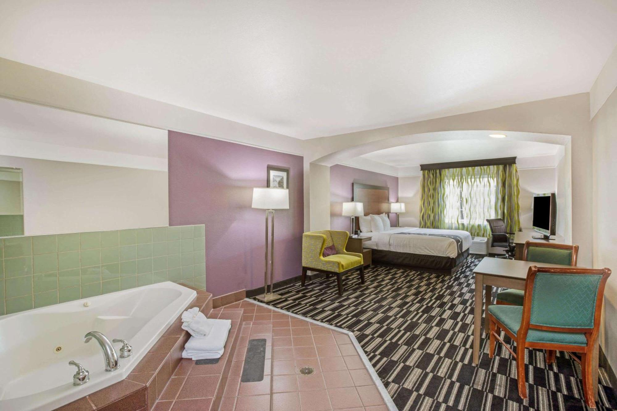Deluxe King Studio Suite Non-Smoking