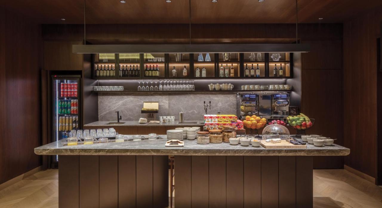 Fairmont Gold mit 2 Doppelbetten, Balkon und Zugang zur Lounge