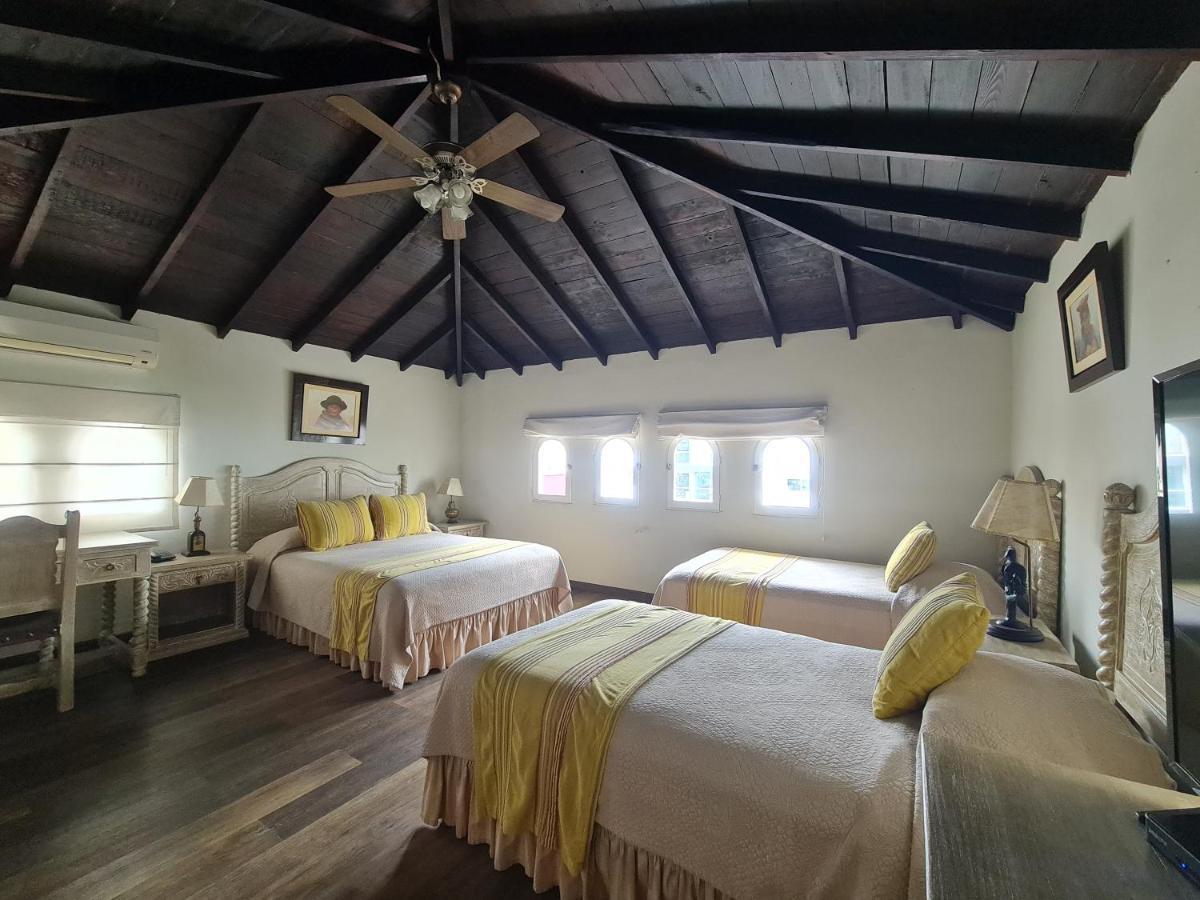 Colonial Triple Room