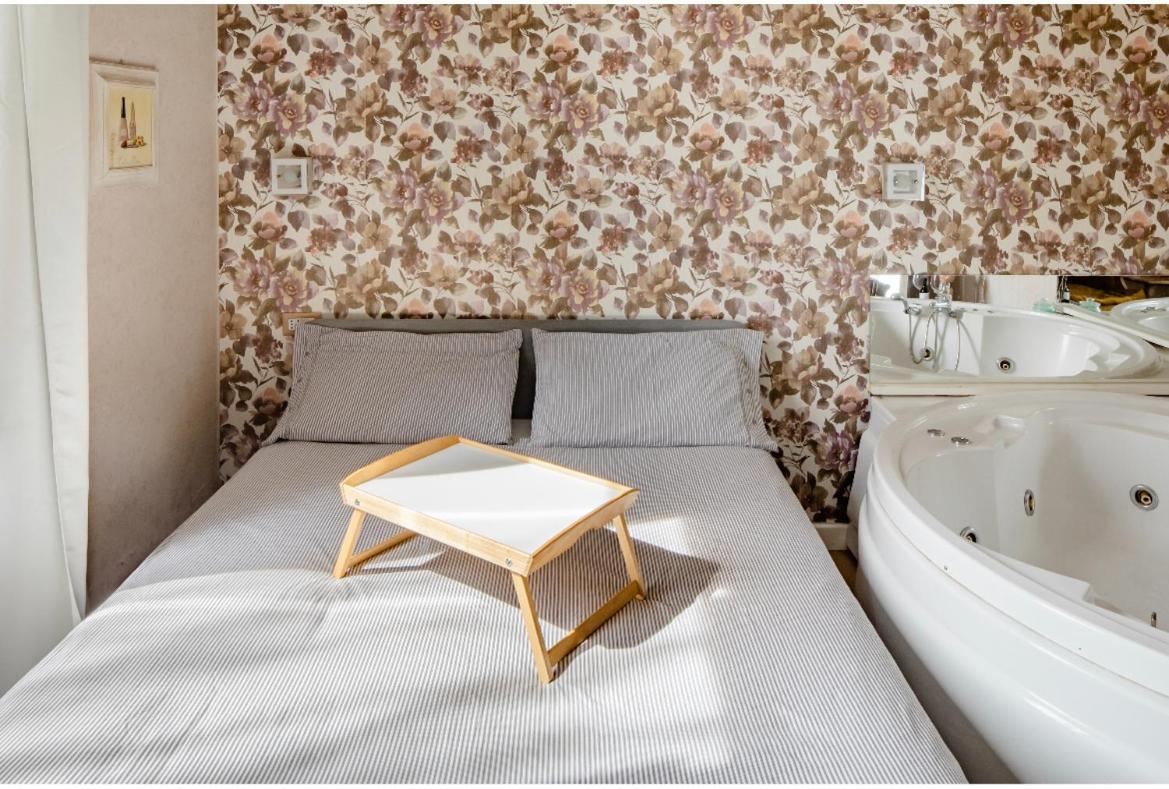 Habitación con cama extragrande y bañera de hidromasaje