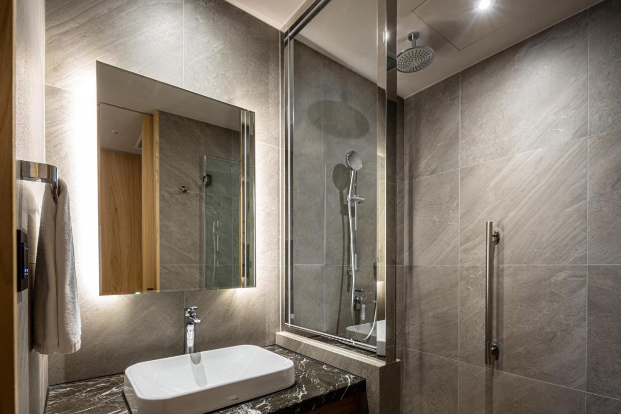 Twin Room Shower