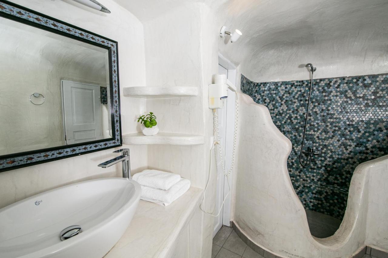 Honeymoon Cave Suite with Hot Tub and Caldera & Sea View