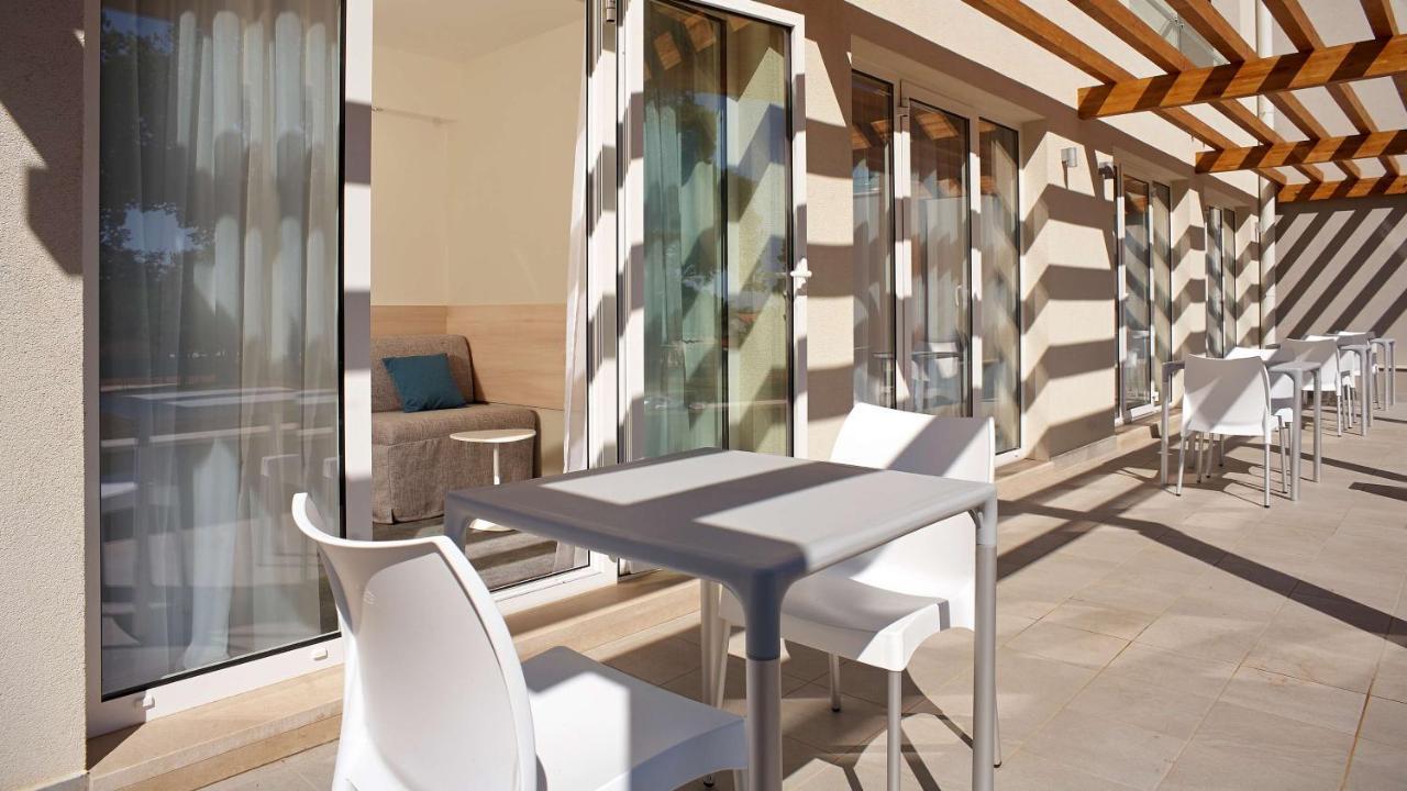 Family Room with Terrace,1498627330:JPEG