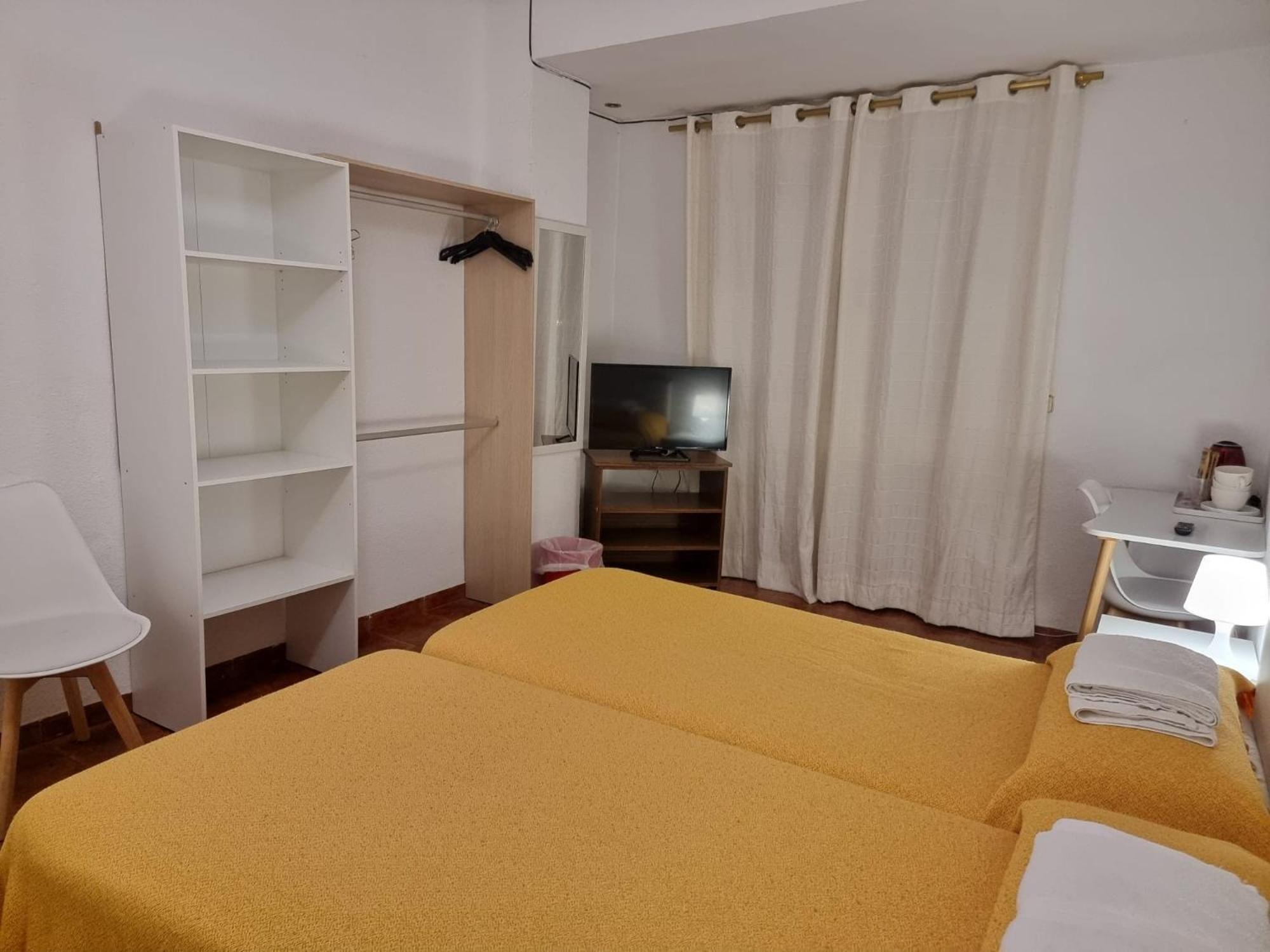 Basic Driepersoonskamer met Gedeelde Badkamer