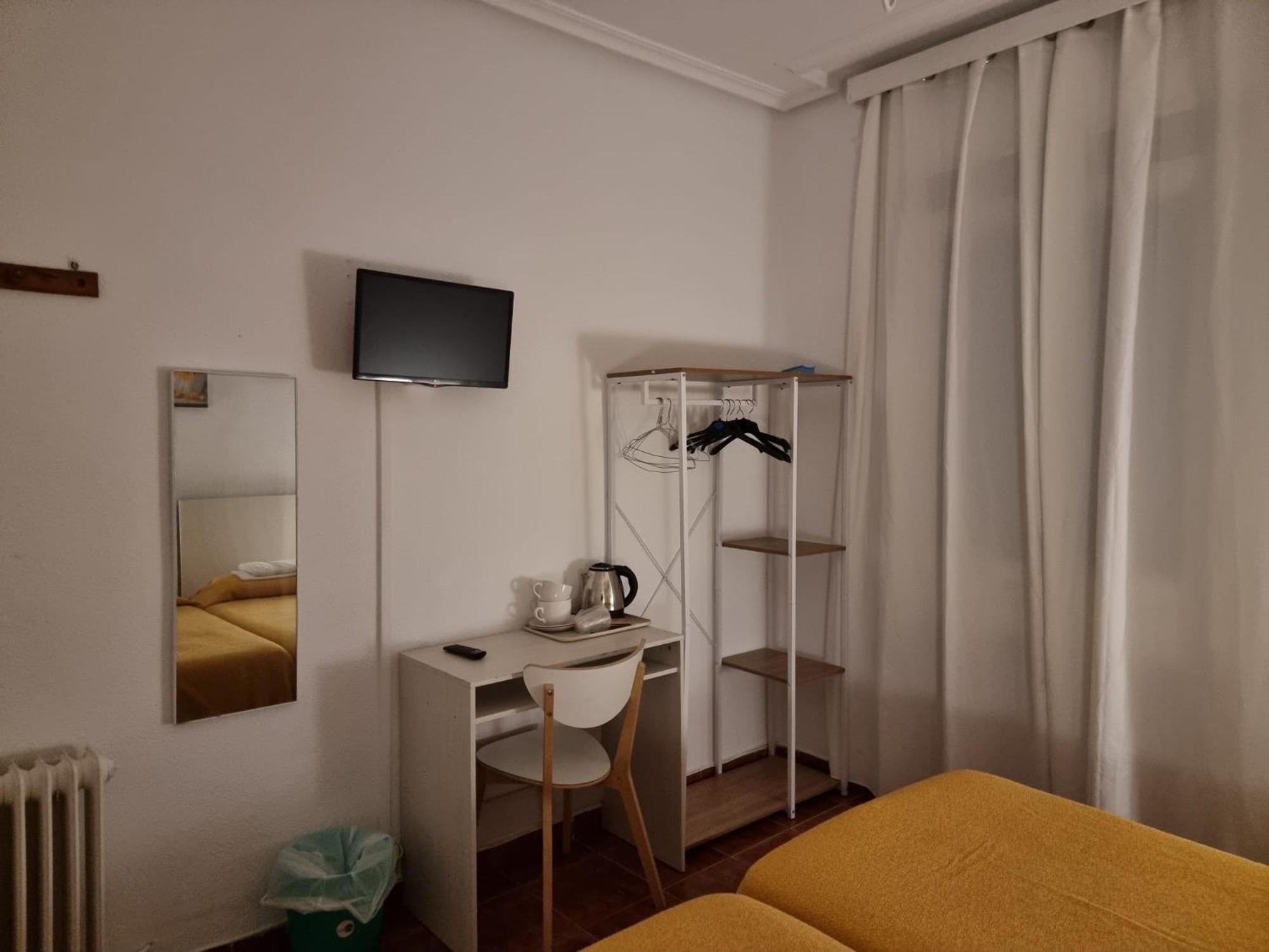 Tweepersoonskamer met 2 Aparte Bedden en Gedeelde Badkamer