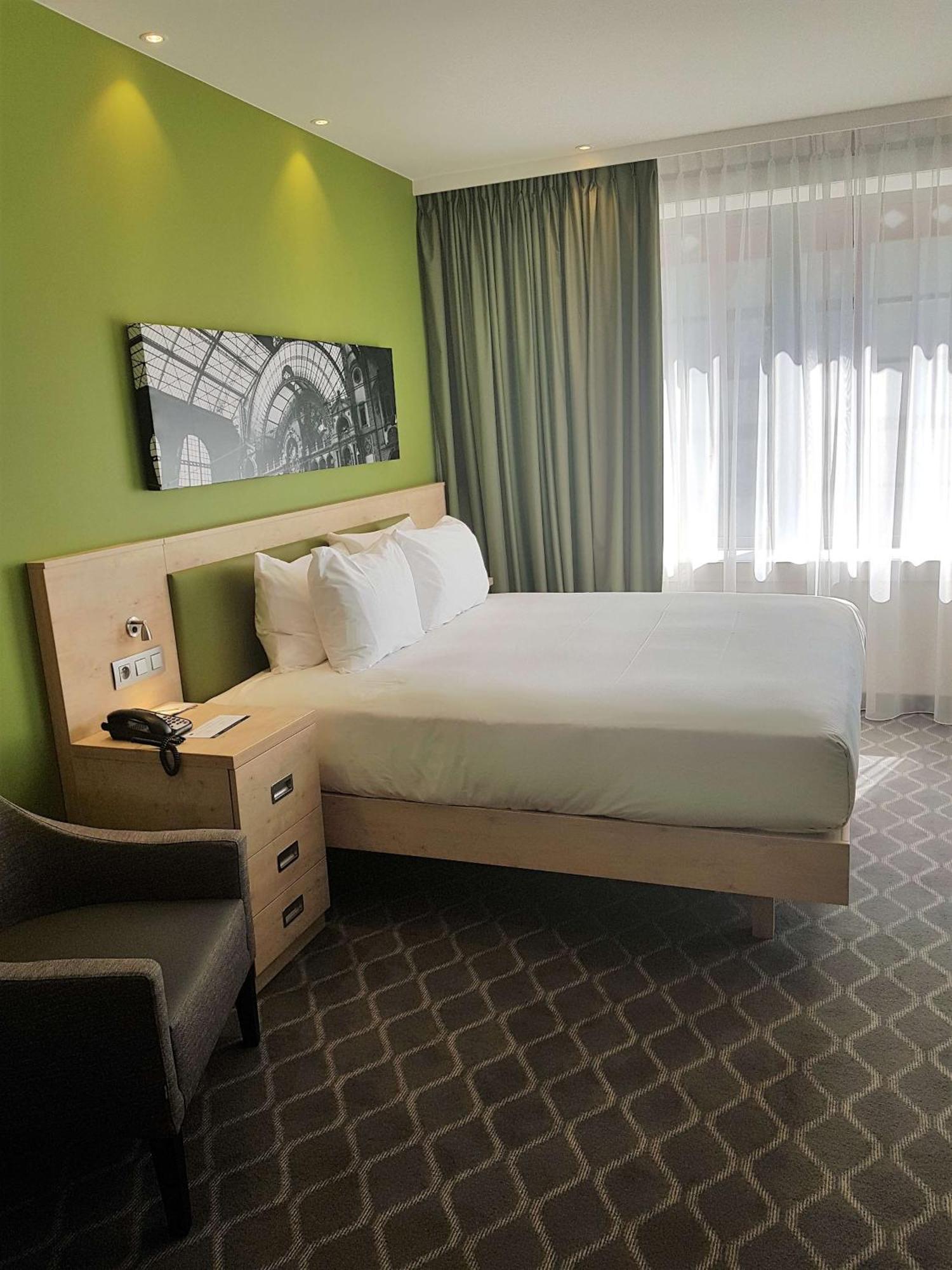 Zimmer mit Kingsize-Bett