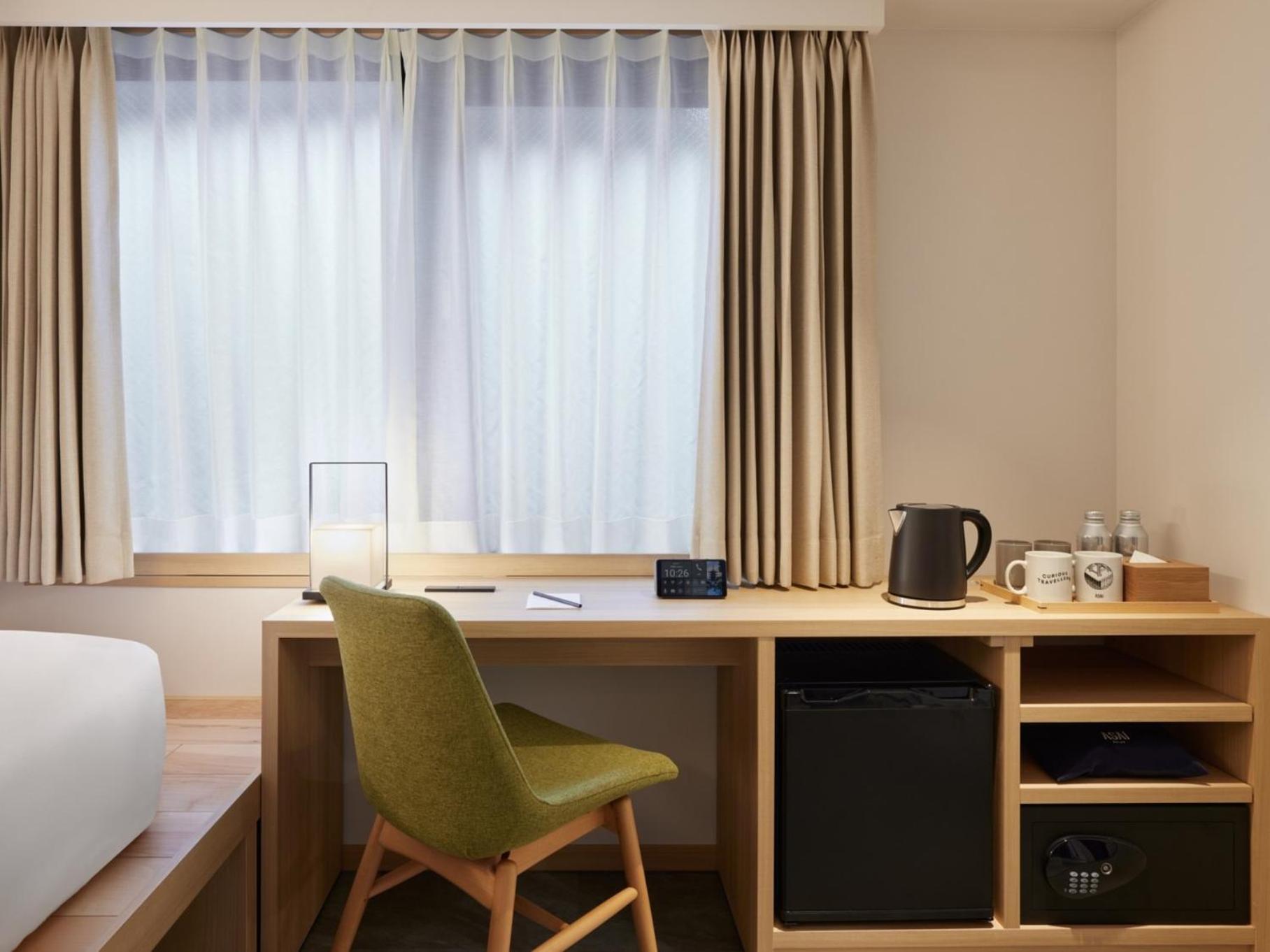 Comfy King Room