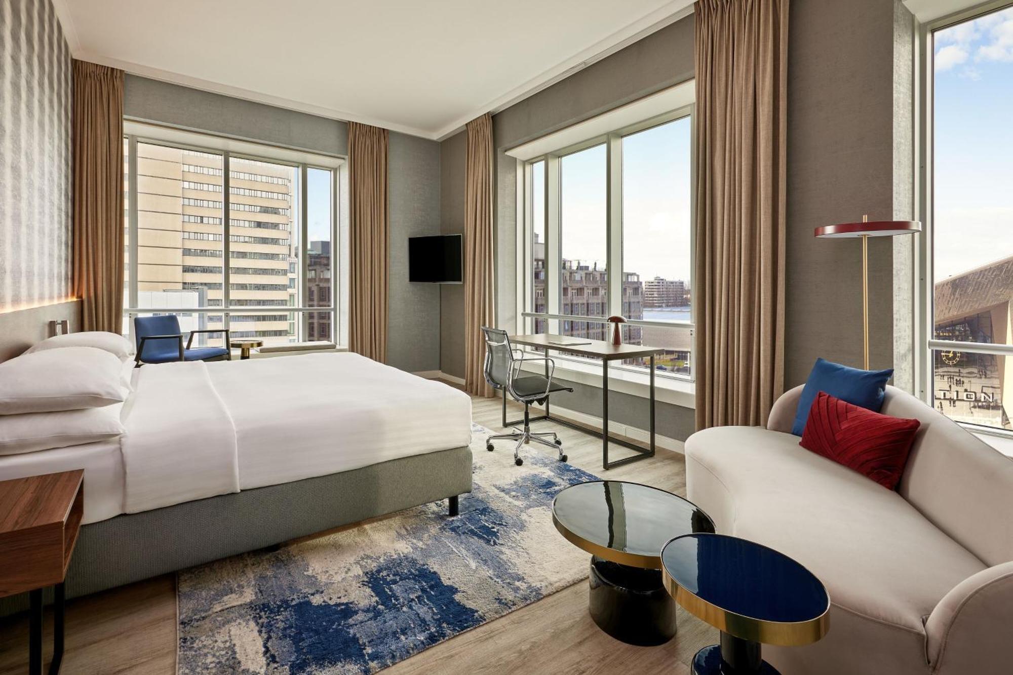 Suite Junior con cama extragrande y acceso al M Club Lounge