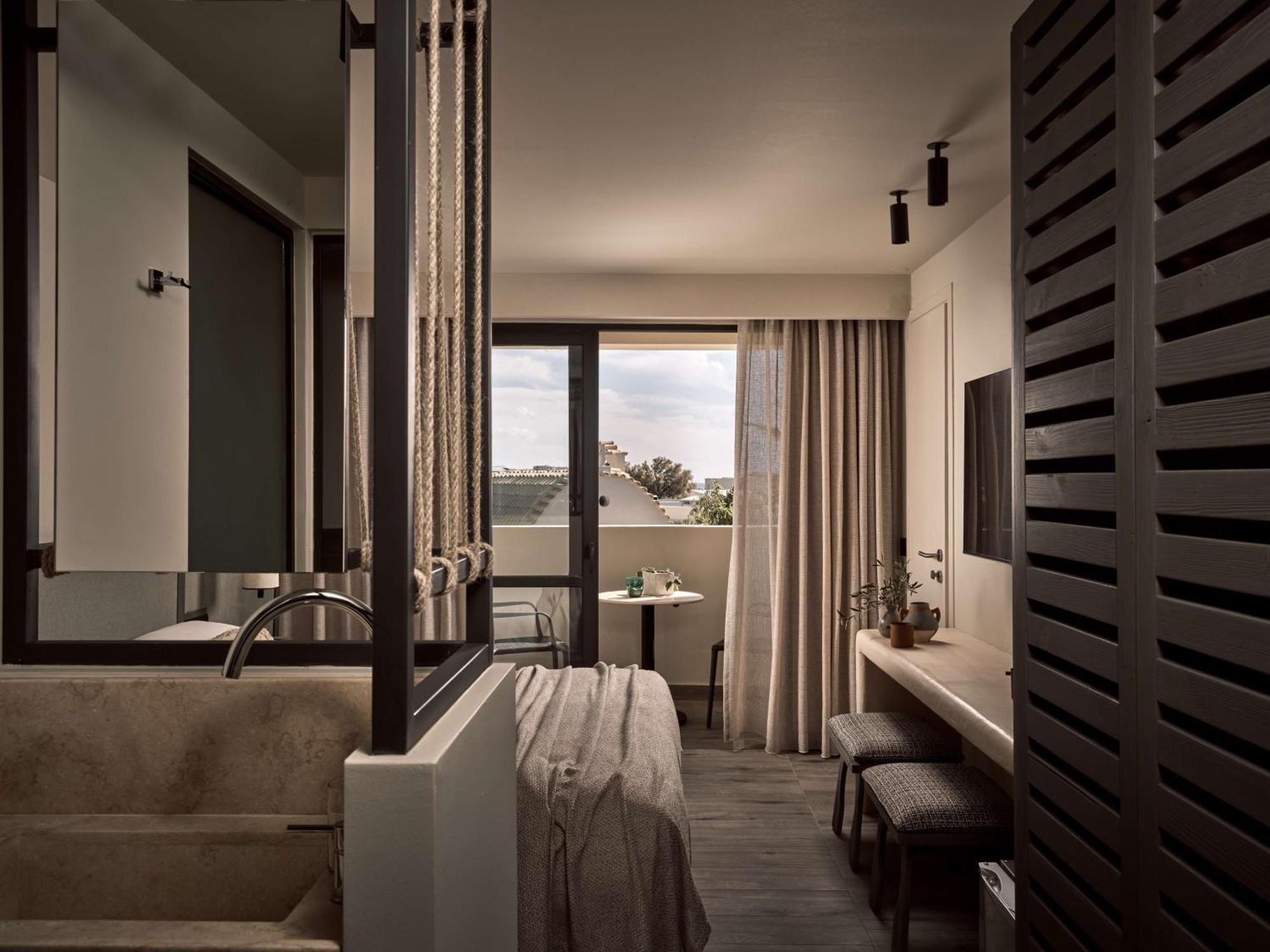 Zimmer Aterre Retreat mit Kingsize-Bett und Balkon