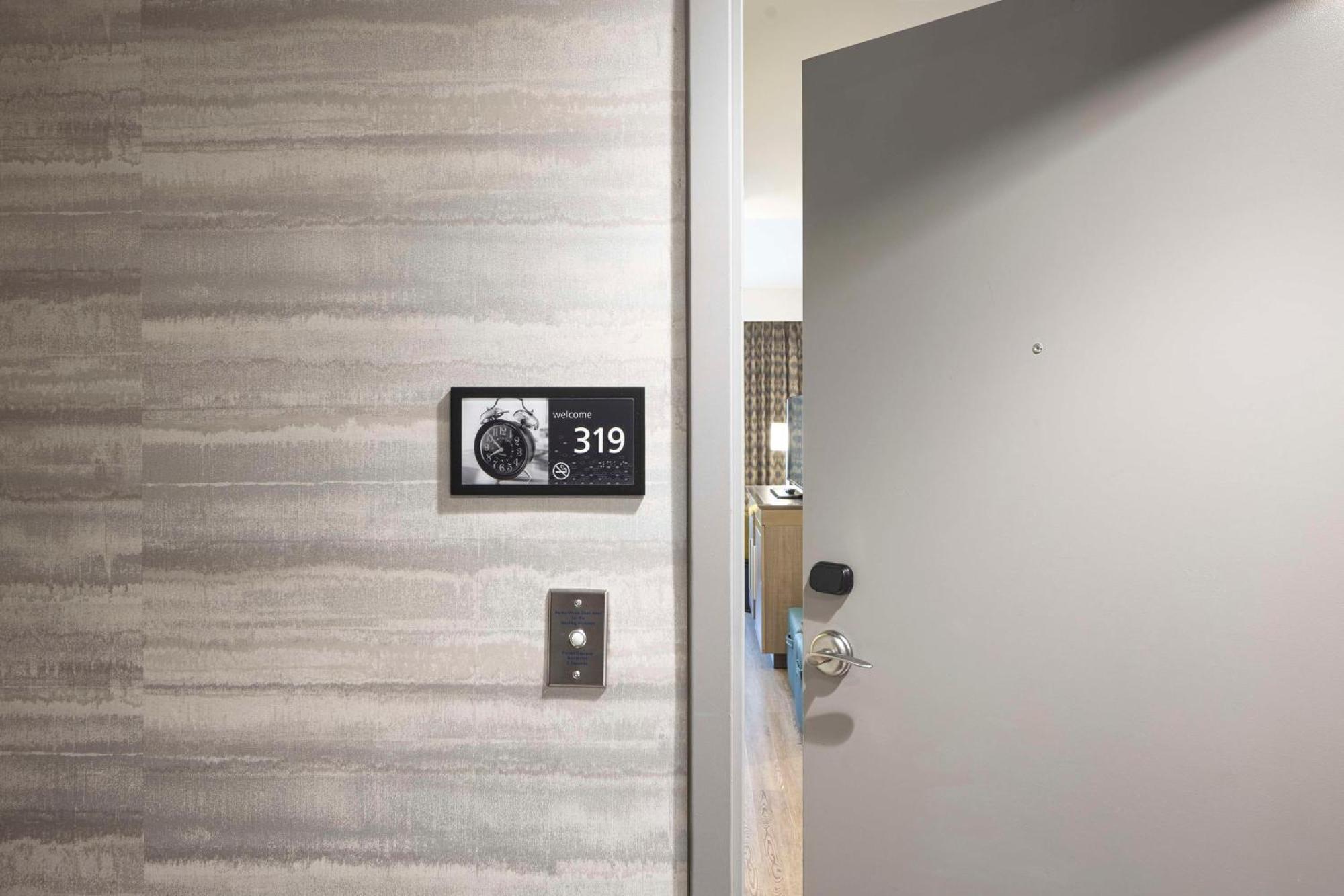 King Room Hearing Access or Non-Smoking