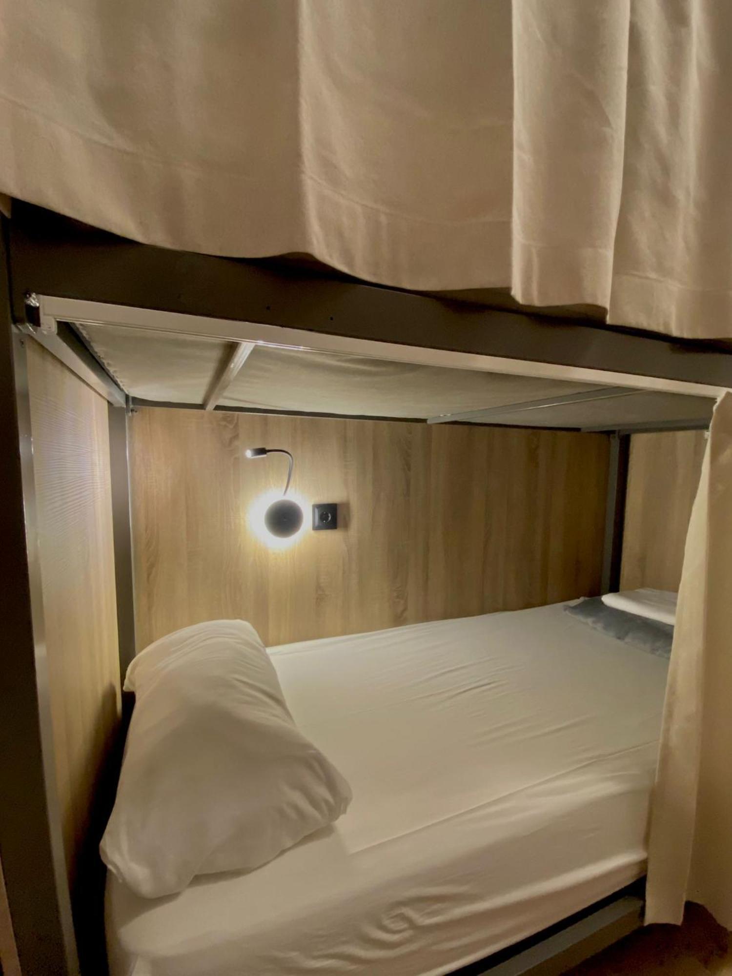 Bed 6-Bed Female Standard Dormitory Room Bathroom