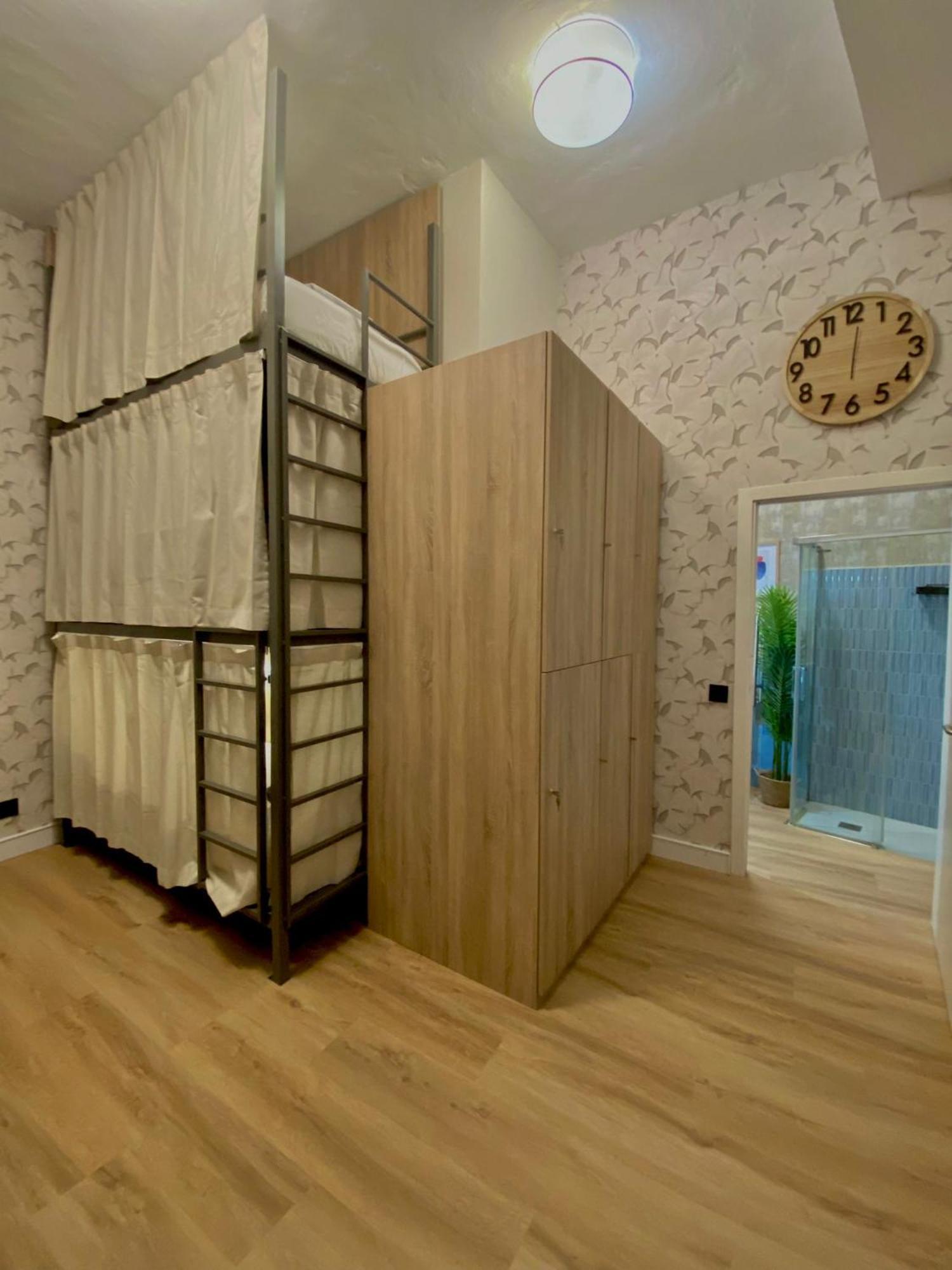 Bed 6-Bed Female Standard Dormitory Room Bathroom