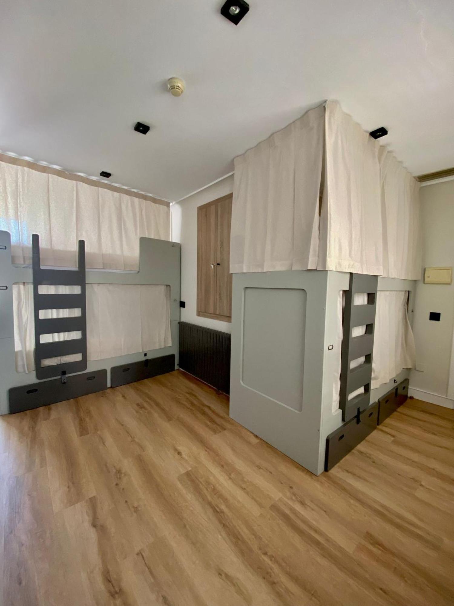 Bed 4-Bed Mixed Superior Dormitory Room private Bathroom