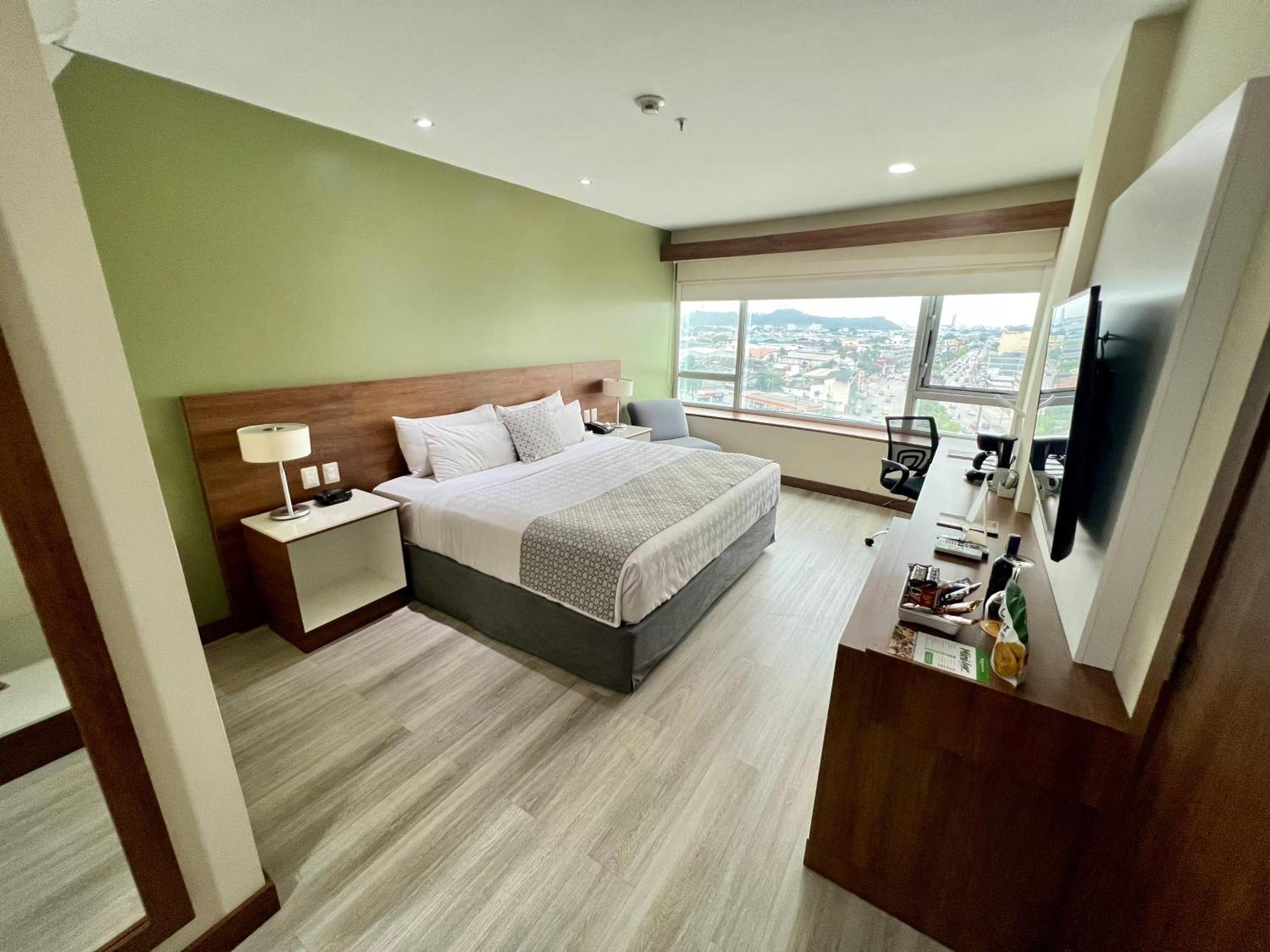 1 Queen Bed 1 Twin Bed Suite Non-Smoking,1550560180:JPEG
