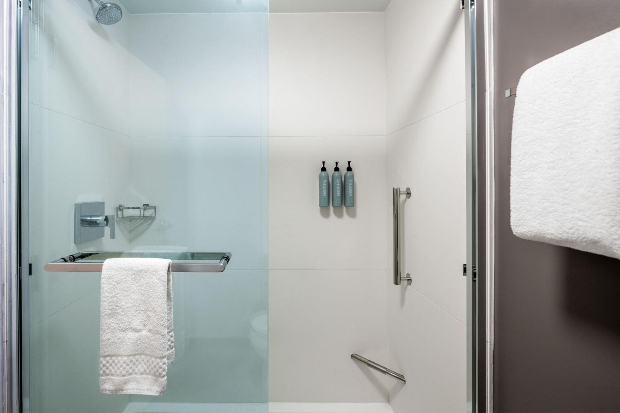 Guest Room, 1 King,1554199138:JPEG