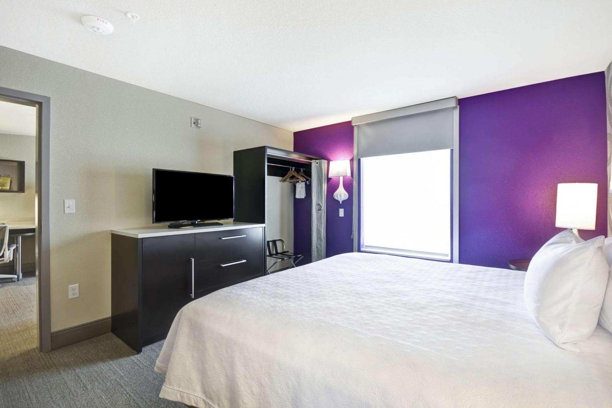 King Suite with Roll-In Shower - Non Smoking