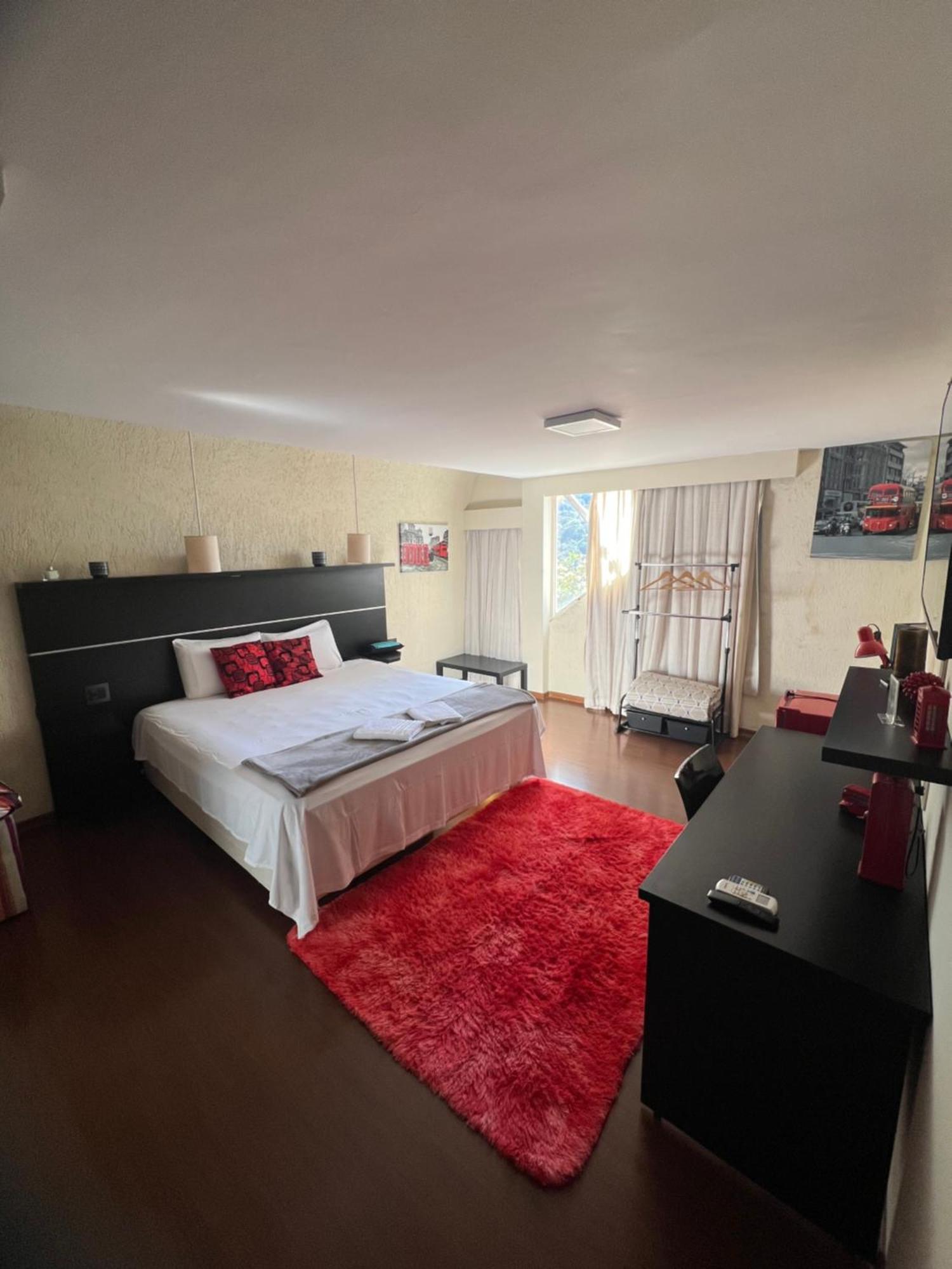 Suíte com Cama King-size e Banheira de Hidromassagem