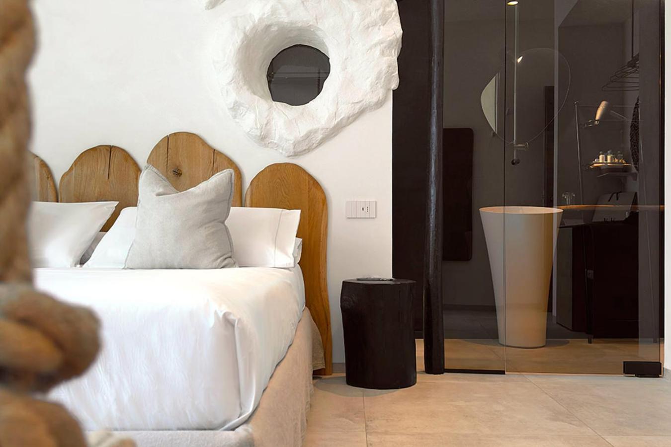 Habitación con cama grande y vistas al mar