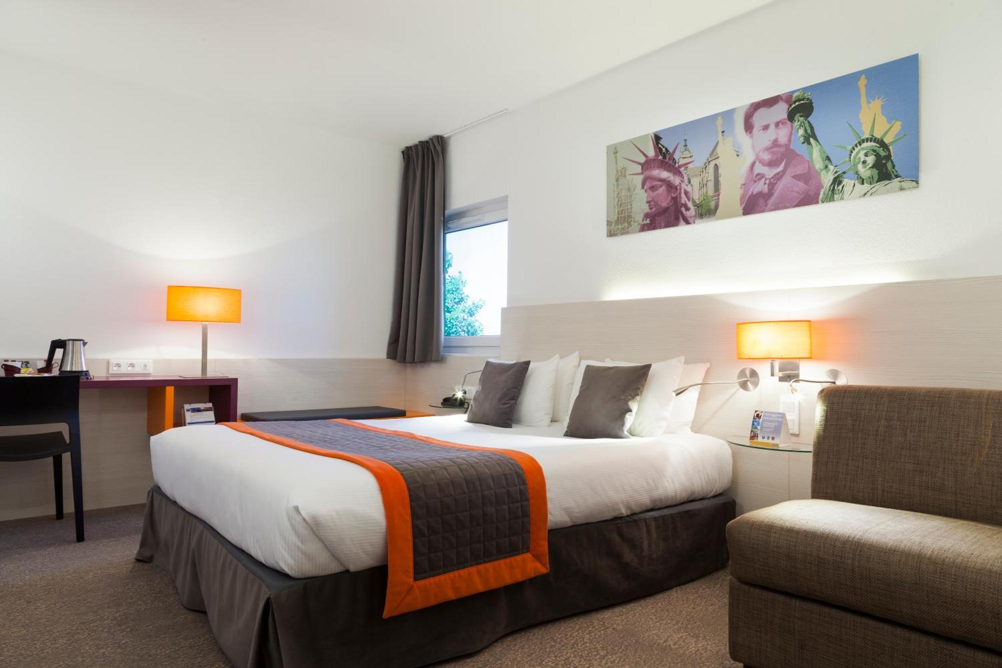 Family Triple Room with Queen bed and Simple sofa Bed - Non-Smoking