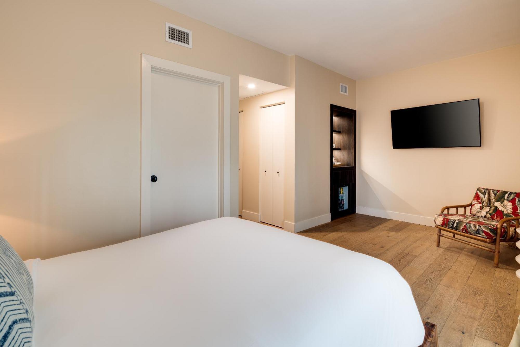 Deluxe Queen Room,1602329233:JPEG