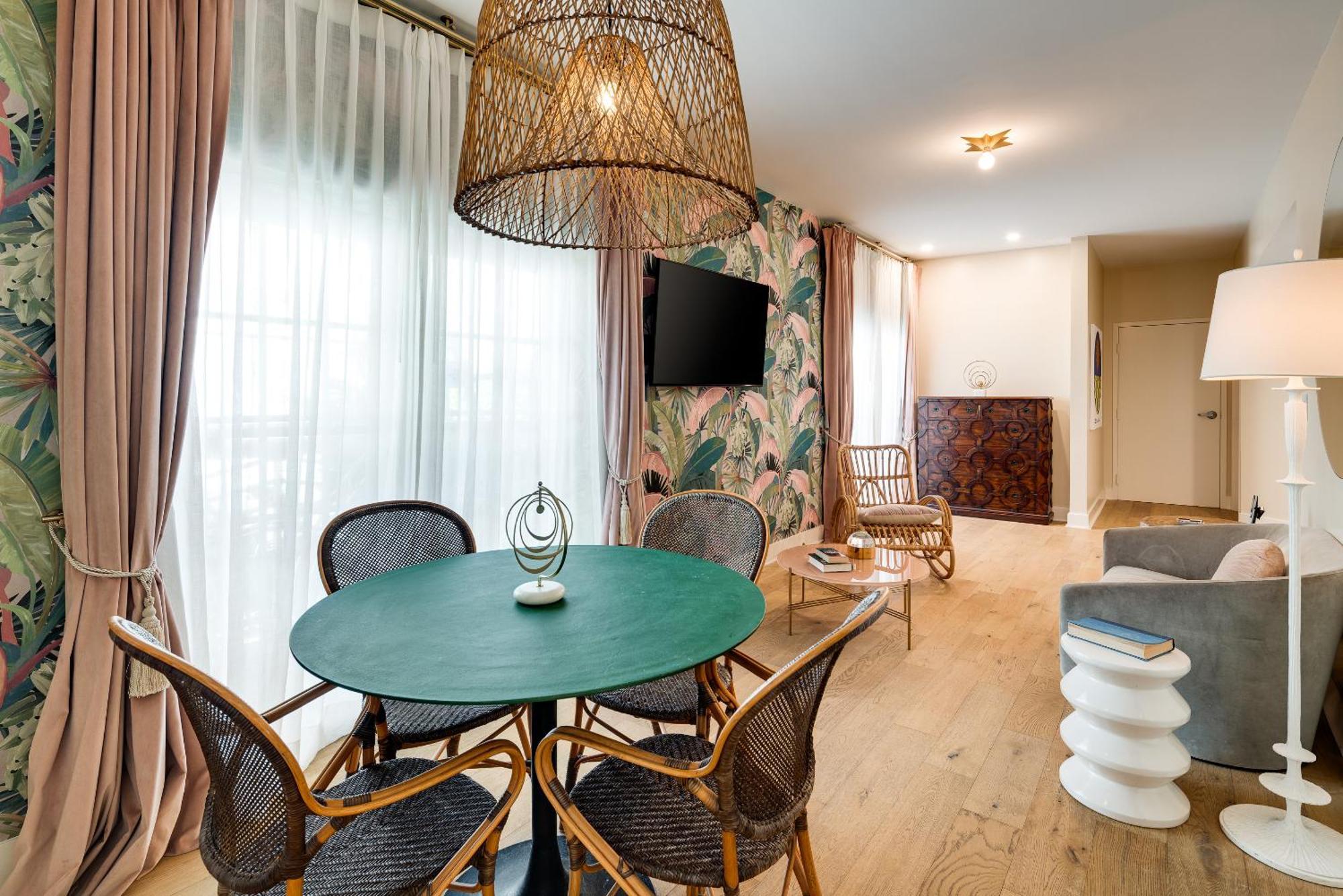 Grand One Bedroom Queen Suite