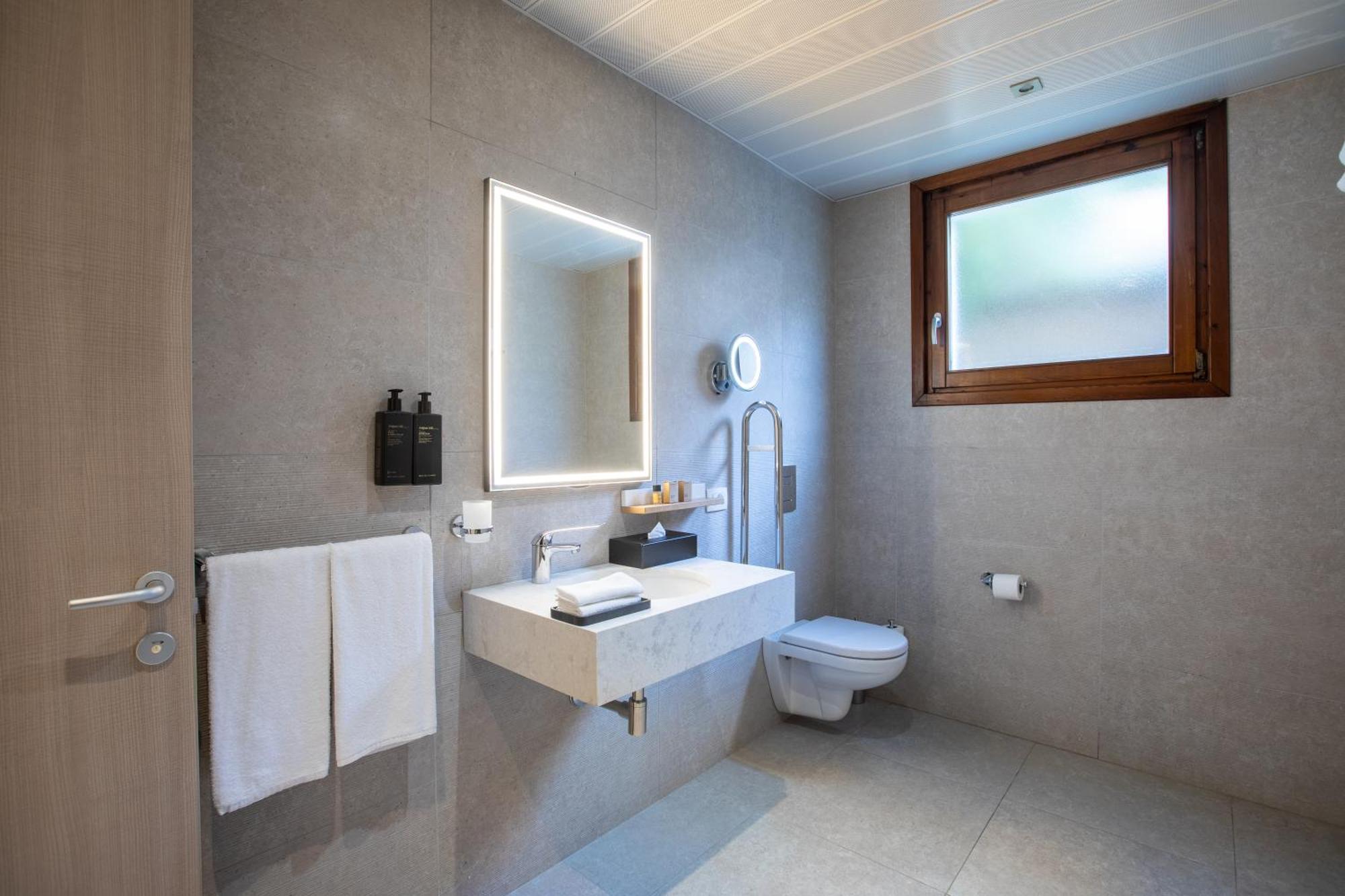 Chambre Lit King-Size Supérieure - Accessible aux Personnes à Mobilité Réduite