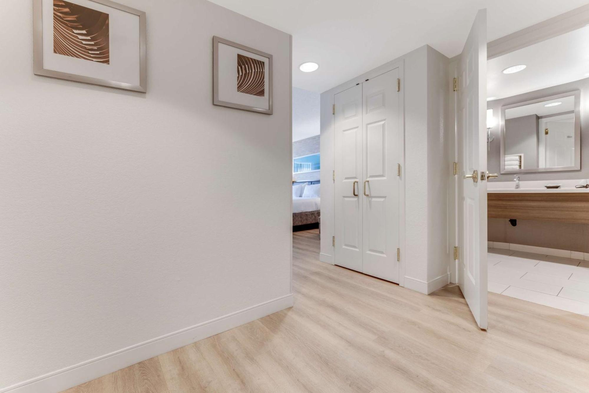 Family Suite with One Queen Bed and Bunk Bed,1606551069:JPEG