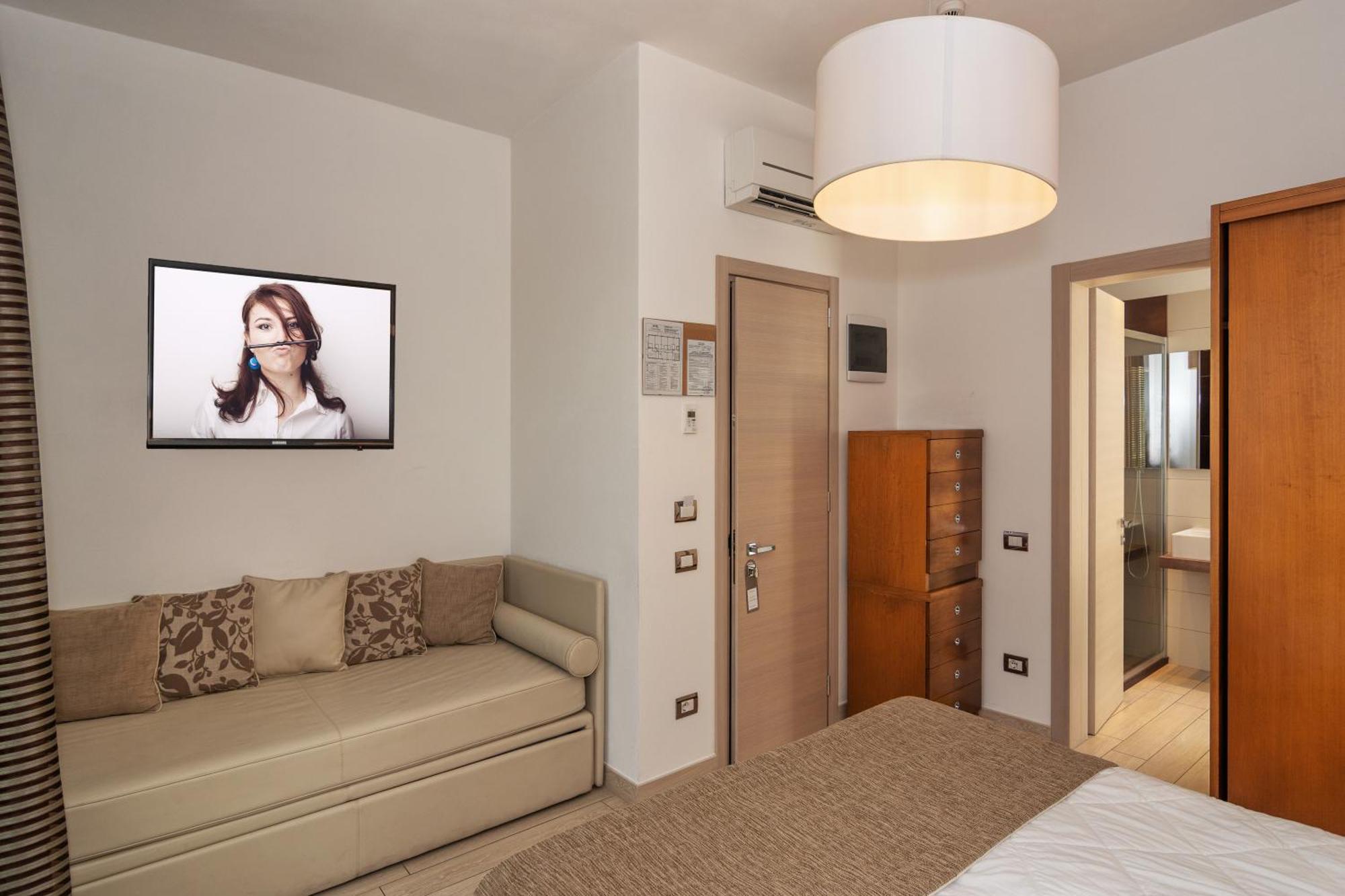 Triple Room Sea View Balcony Beach Access