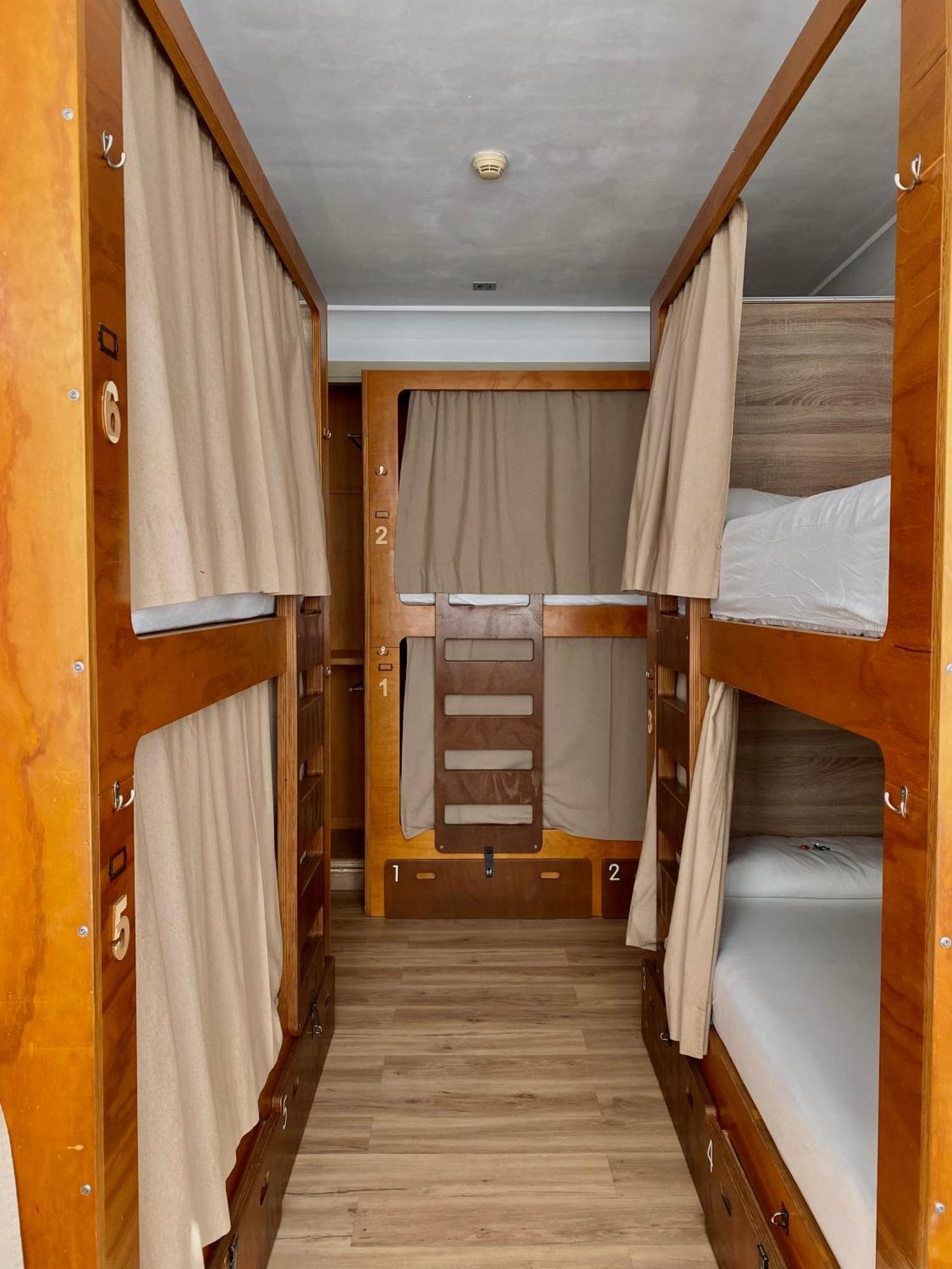 Bed 6-Bed Dormitory Room