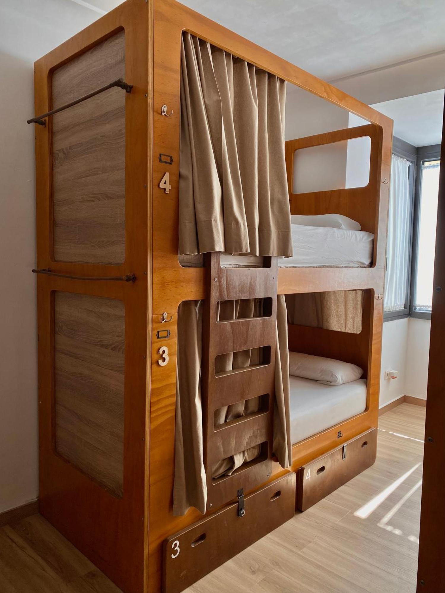 Bed 6-Bed Dormitory Room