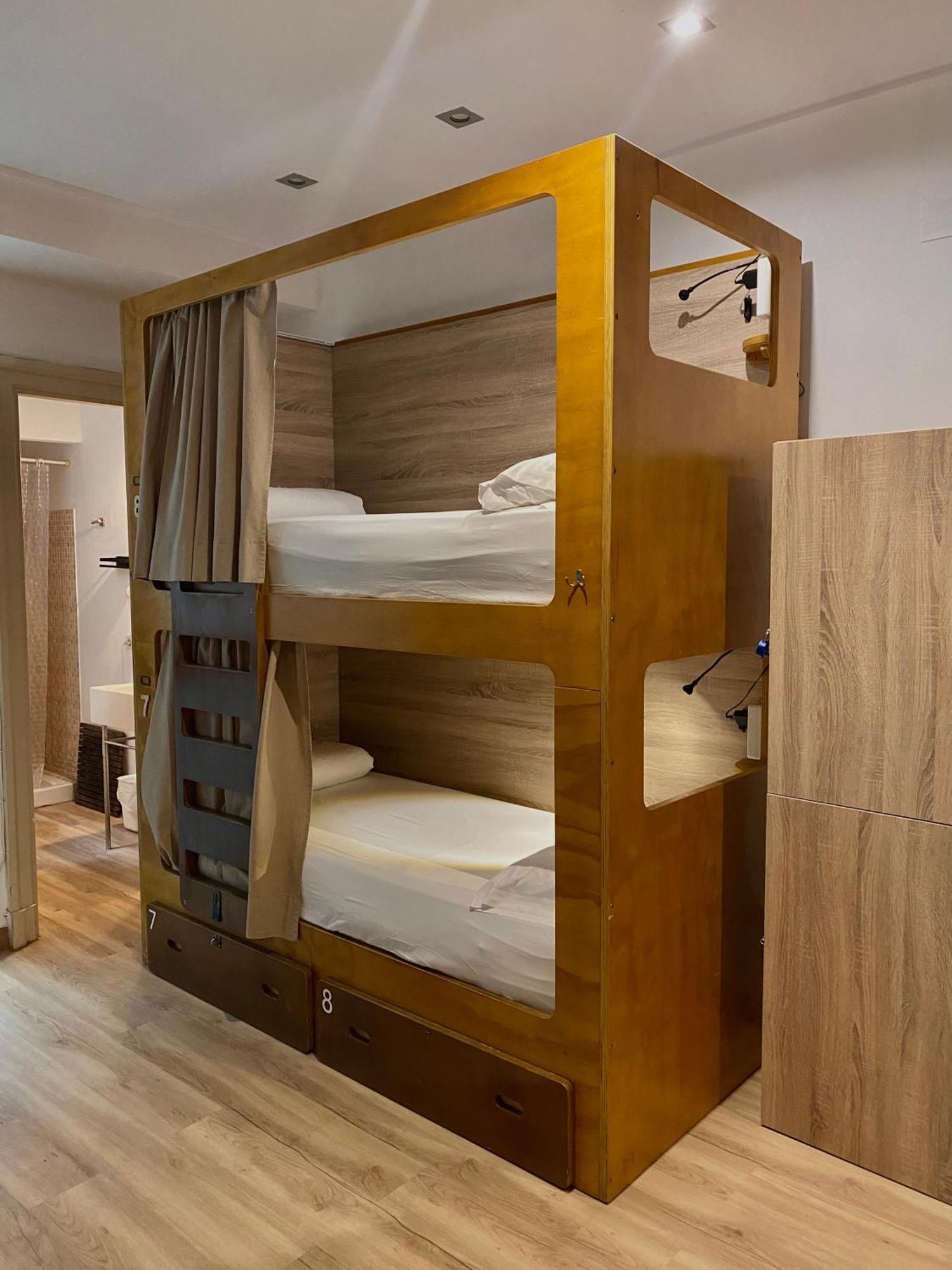 Bed 8-Bed Dormitory Room Bathroom