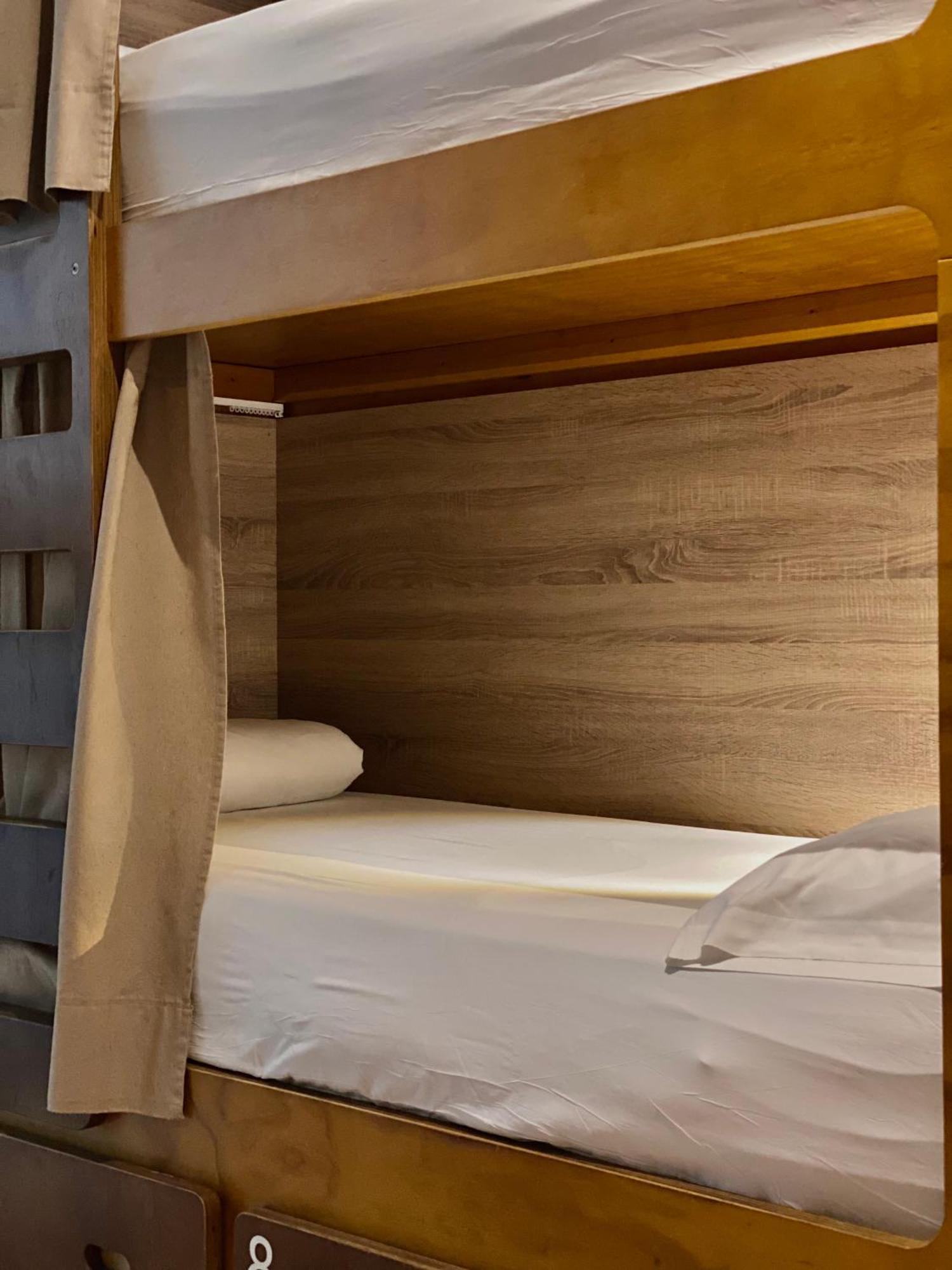 Bed 8-Bed Dormitory Room Bathroom