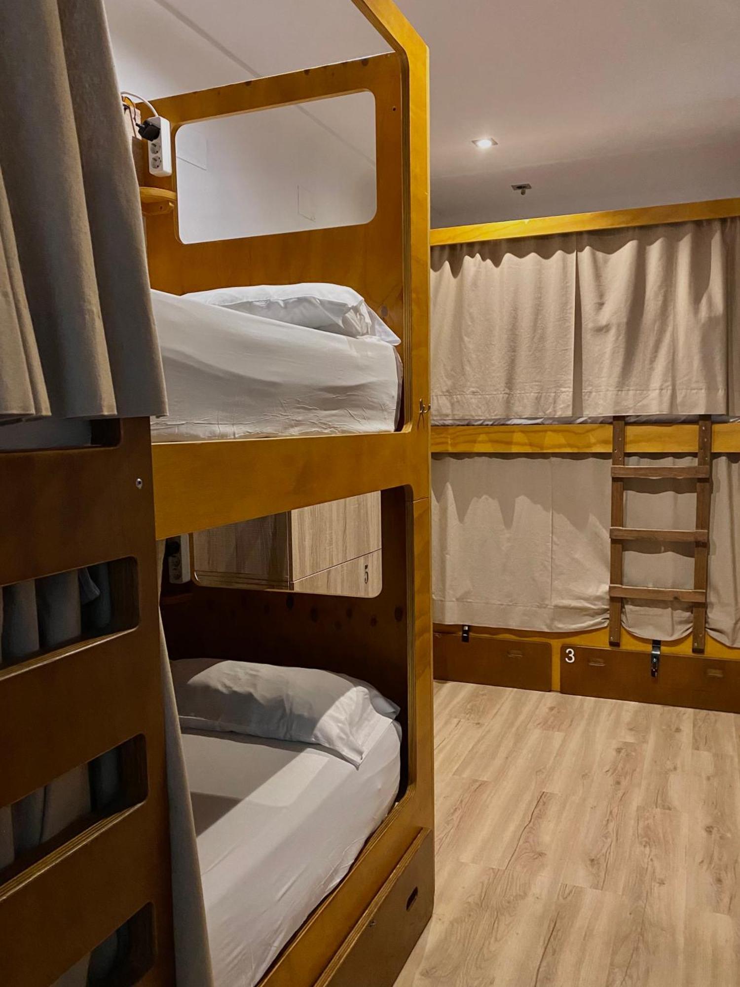 Bed 8-Bed Dormitory Room Bathroom