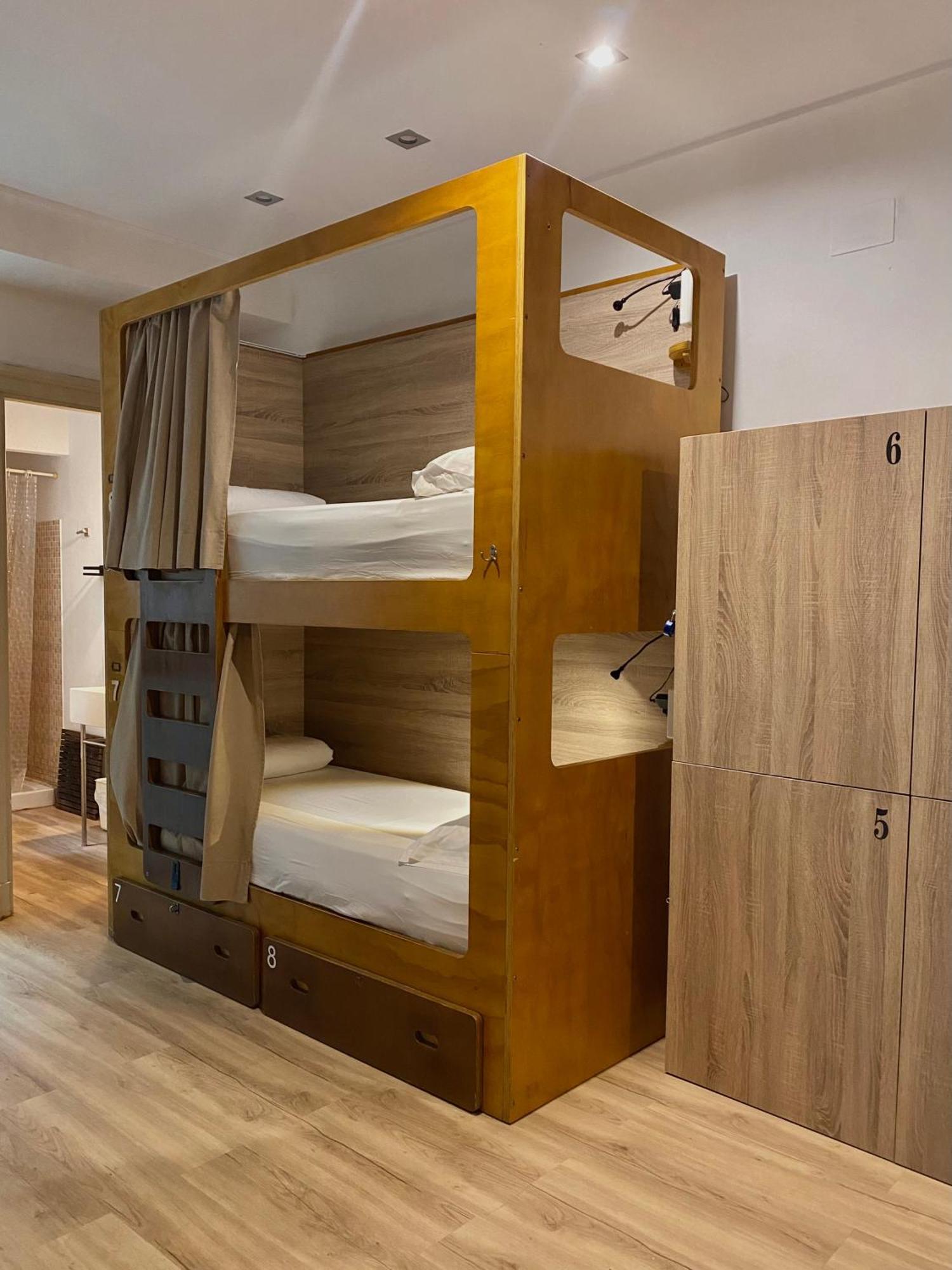 Bed 8-Bed Dormitory Room Bathroom
