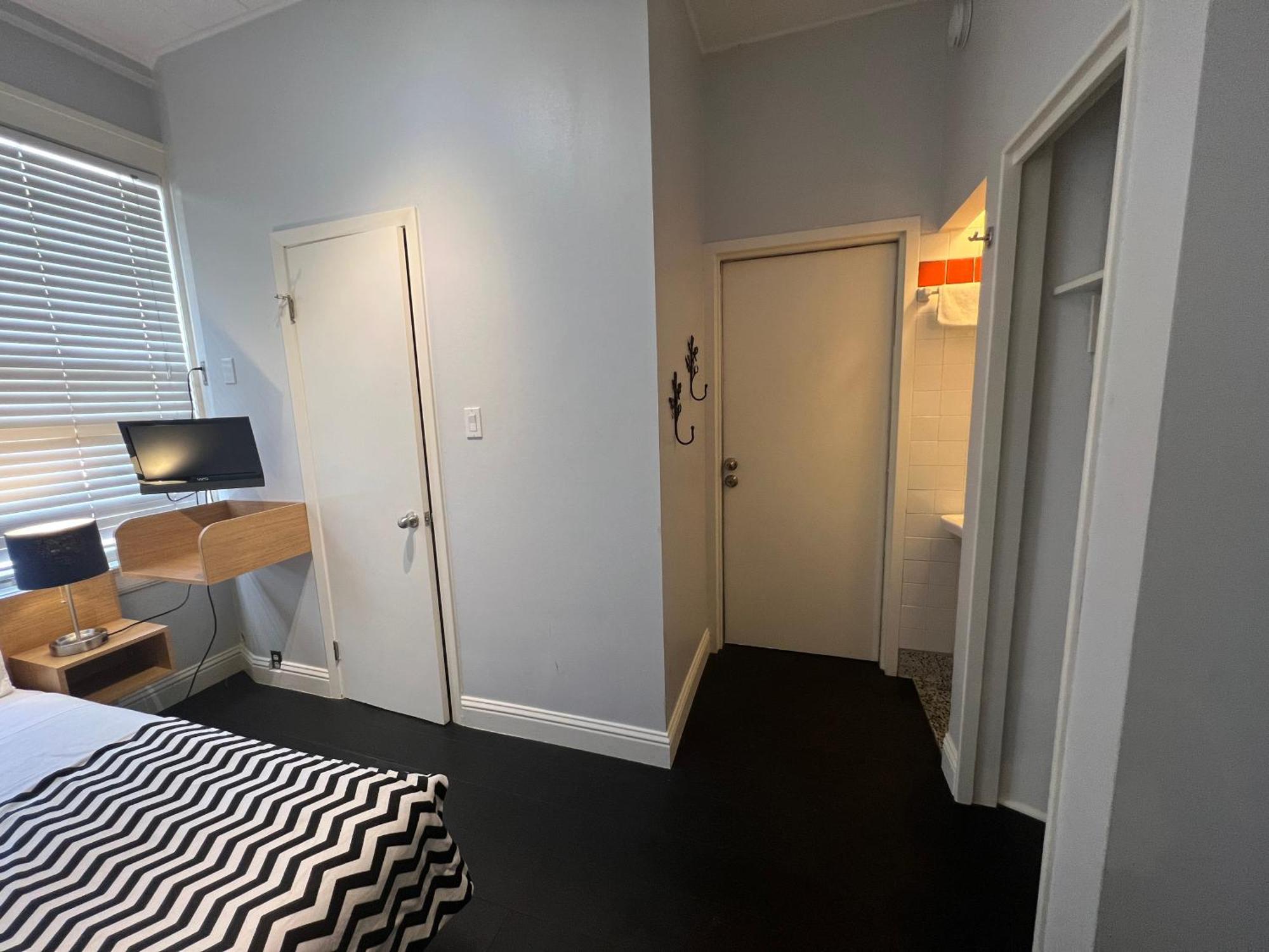Compact Solo Room